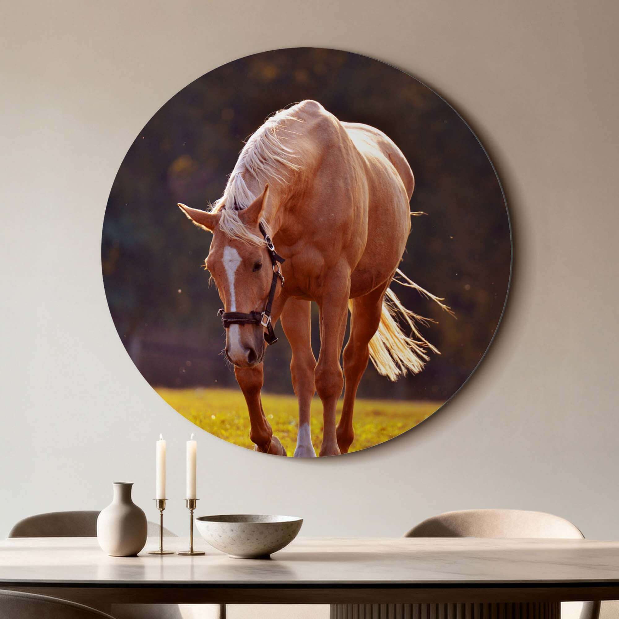 Golden Serenity - Wandbild mit einem goldenen Pferd im warmen Abendlicht auf einem eleganten Wandbild.