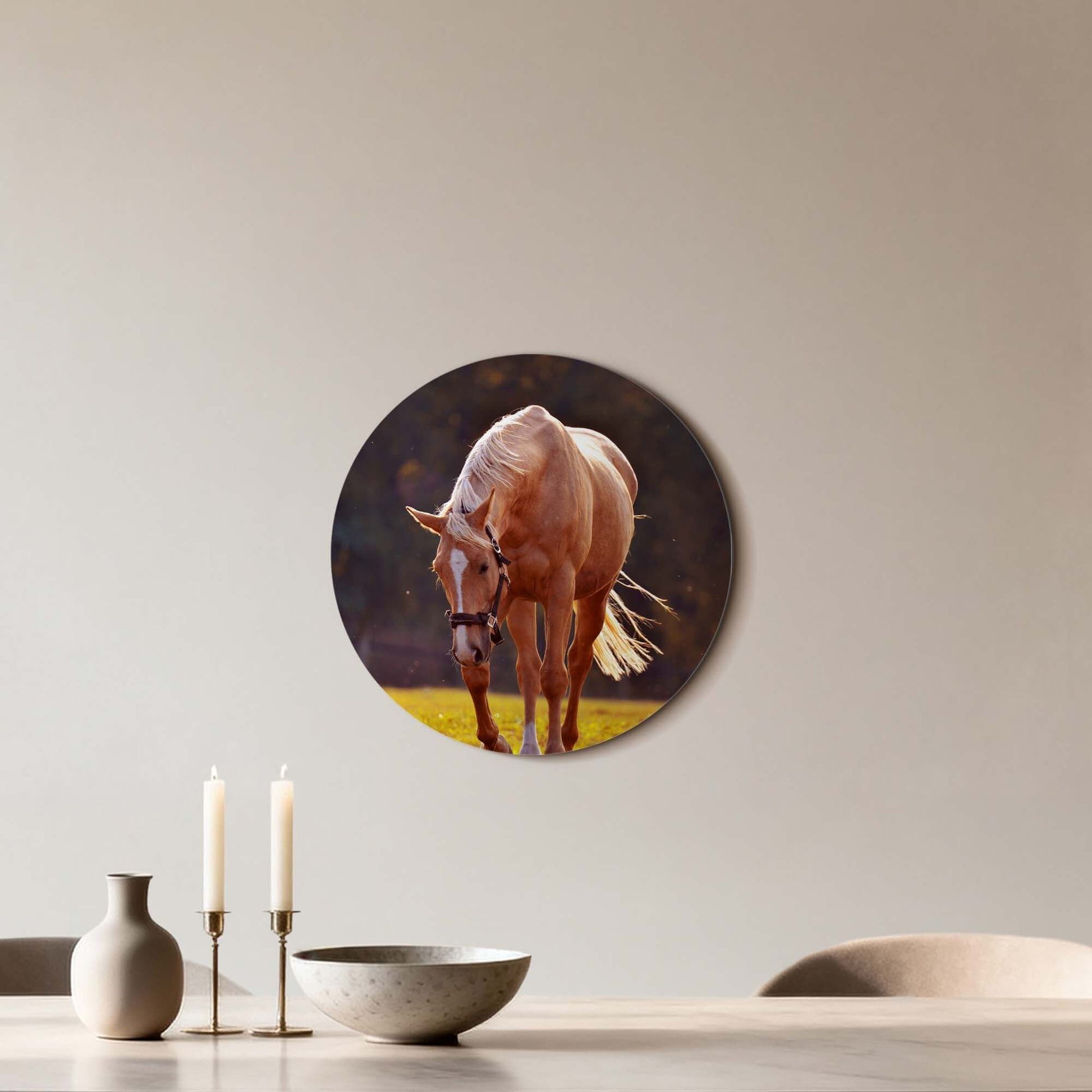 Golden Serenity - Wandbild mit einem goldenen Pferd in warmem Licht auf einer eleganten Wand.