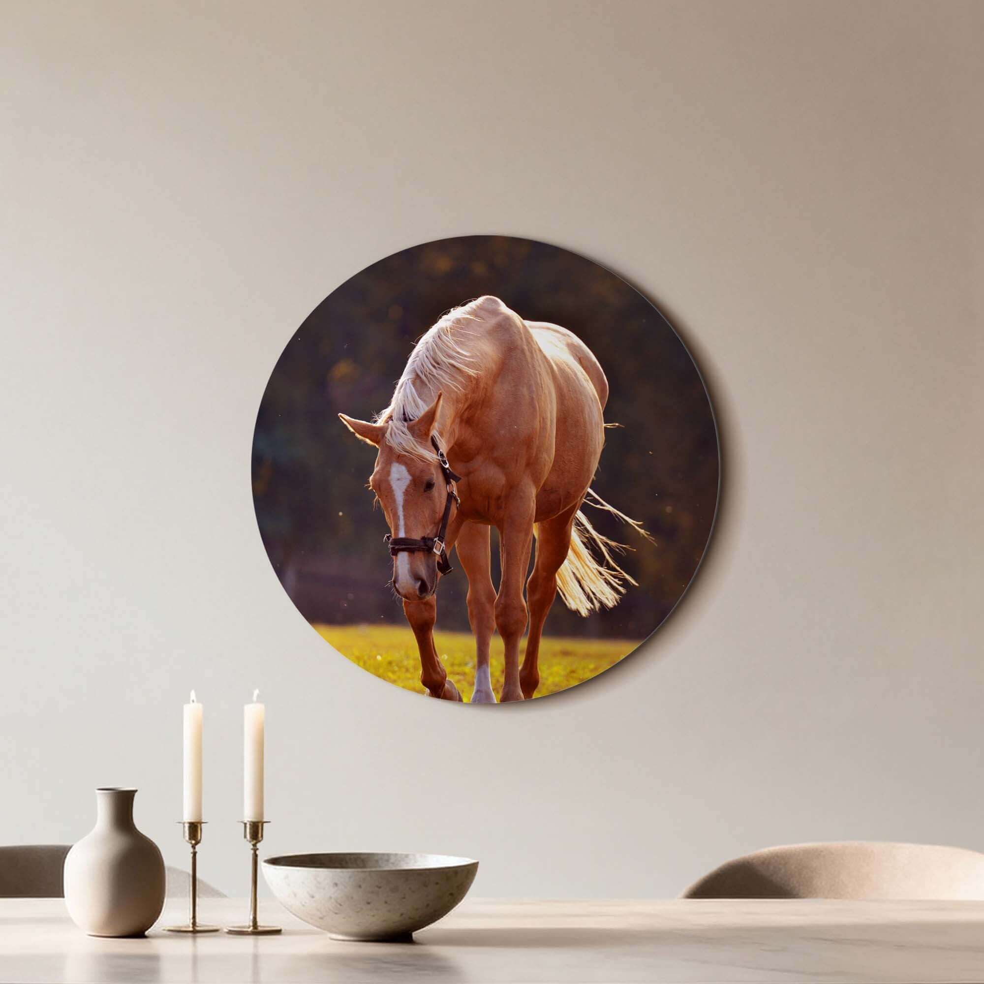 Golden Serenity - Wandbild mit einem goldenen Pferd im warmen Abendlicht, für eine heitere Wanddekoration.