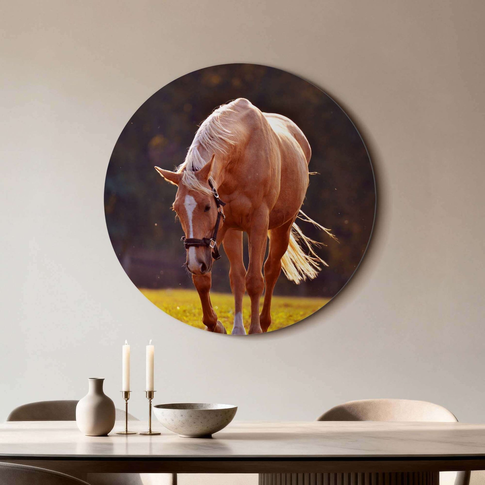 Golden Serenity - Wandbild mit einem goldenen Pferd im warmen Abendlicht, ein eleganter Wandbild für eine heitere Dekoration.