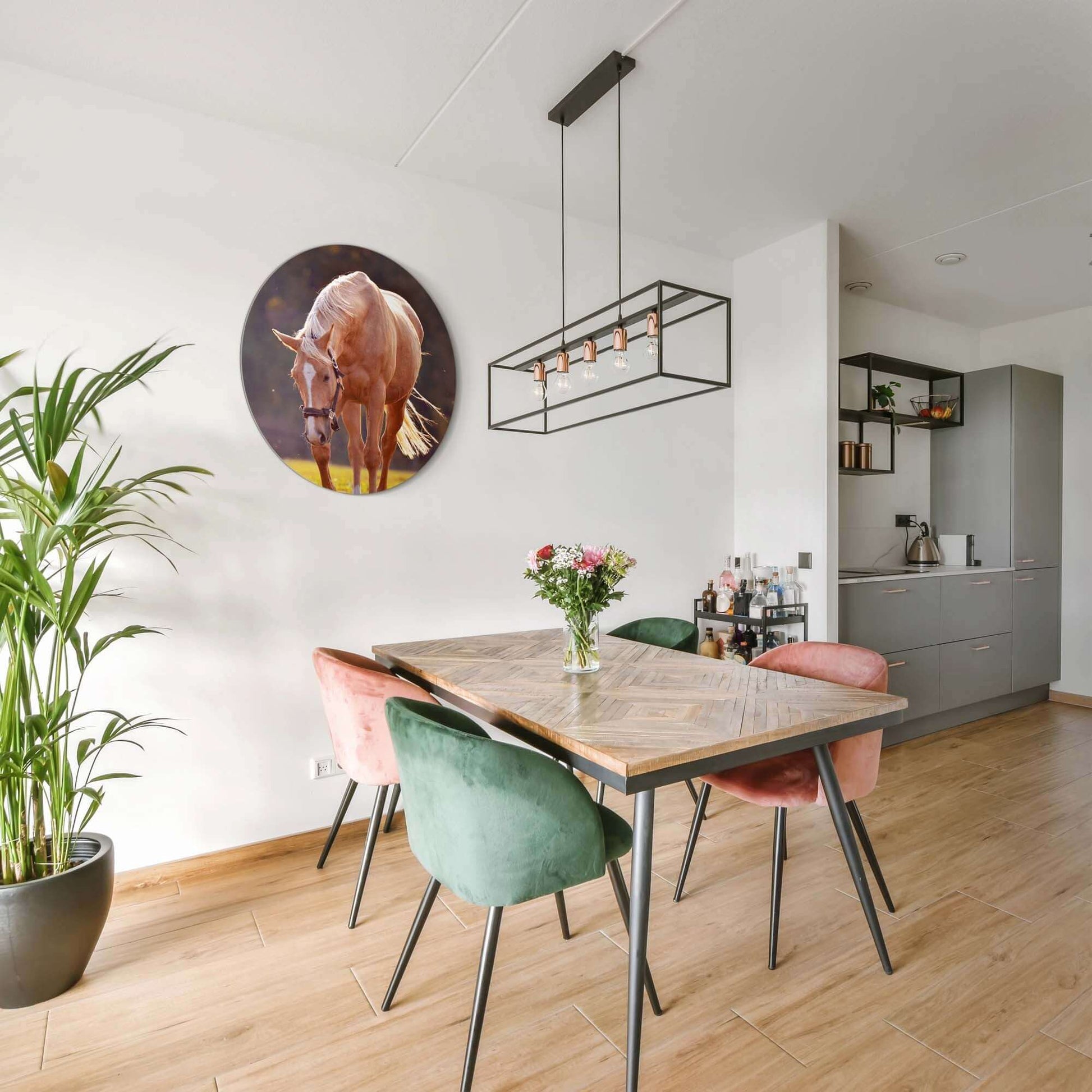 Golden Serenity - Wandbild eines goldenen Pferdes an der Wand in einem modernen Essbereich.