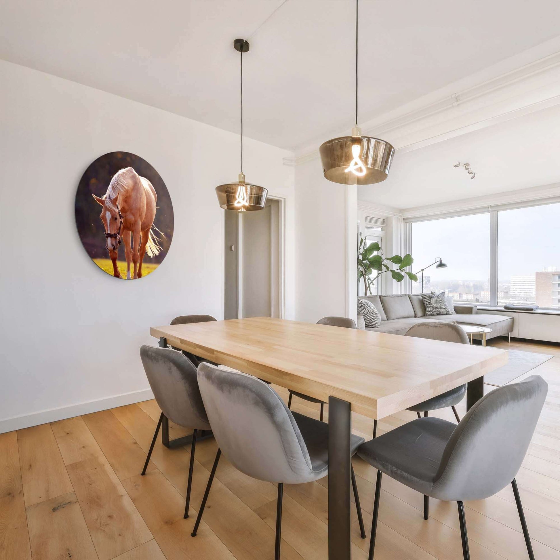 Golden Serenity - Wandbild in einem stimmungsvollen Esszimmer mit Holztisch und moderner Beleuchtung.