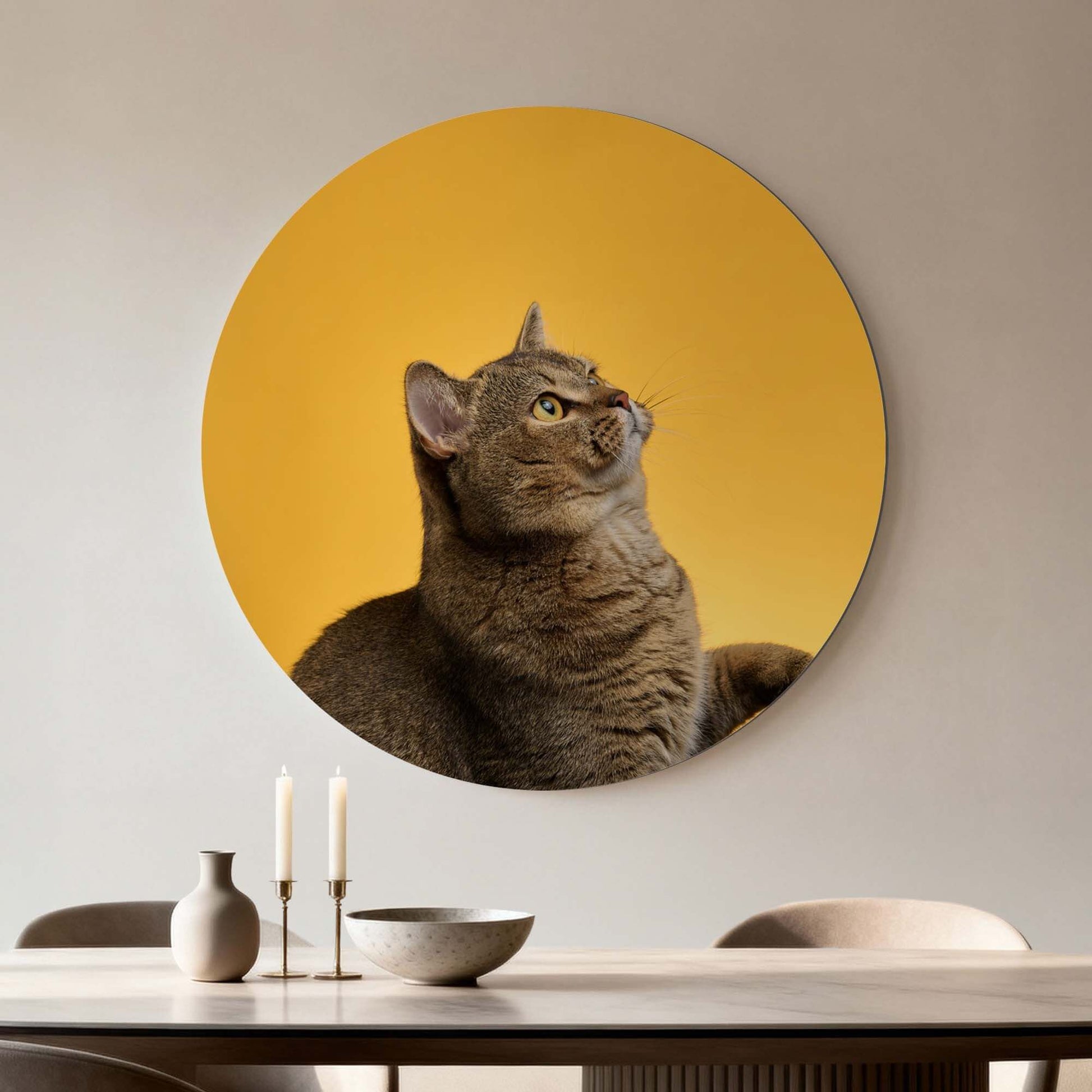 Golden Stretch - Wandbild, stilvoller Wandbild mit Katze auf goldenem Hintergrund.