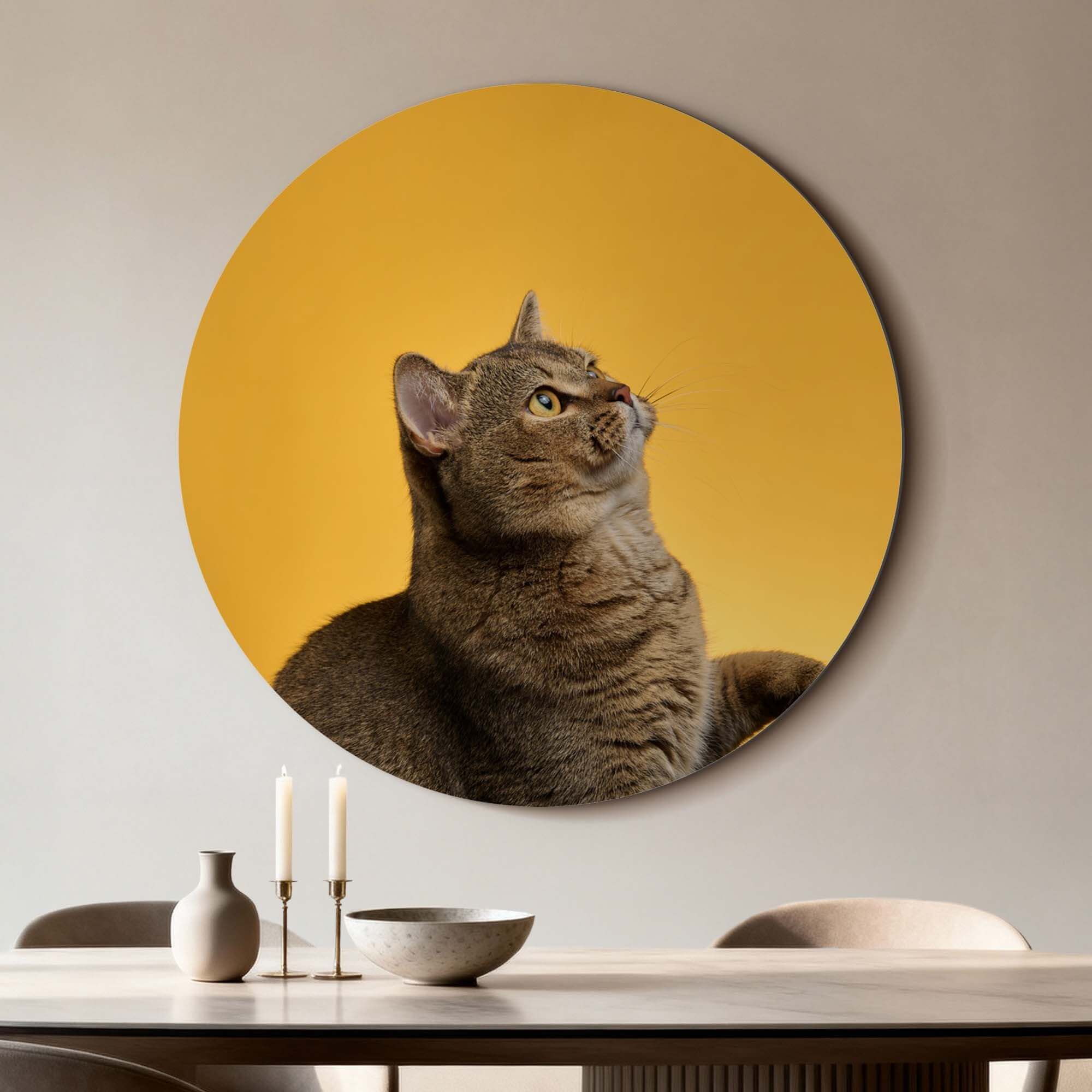 Golden Stretch - Wandbild mit einer Katze auf goldenem Hintergrund, perfekt für die Dekoration.
