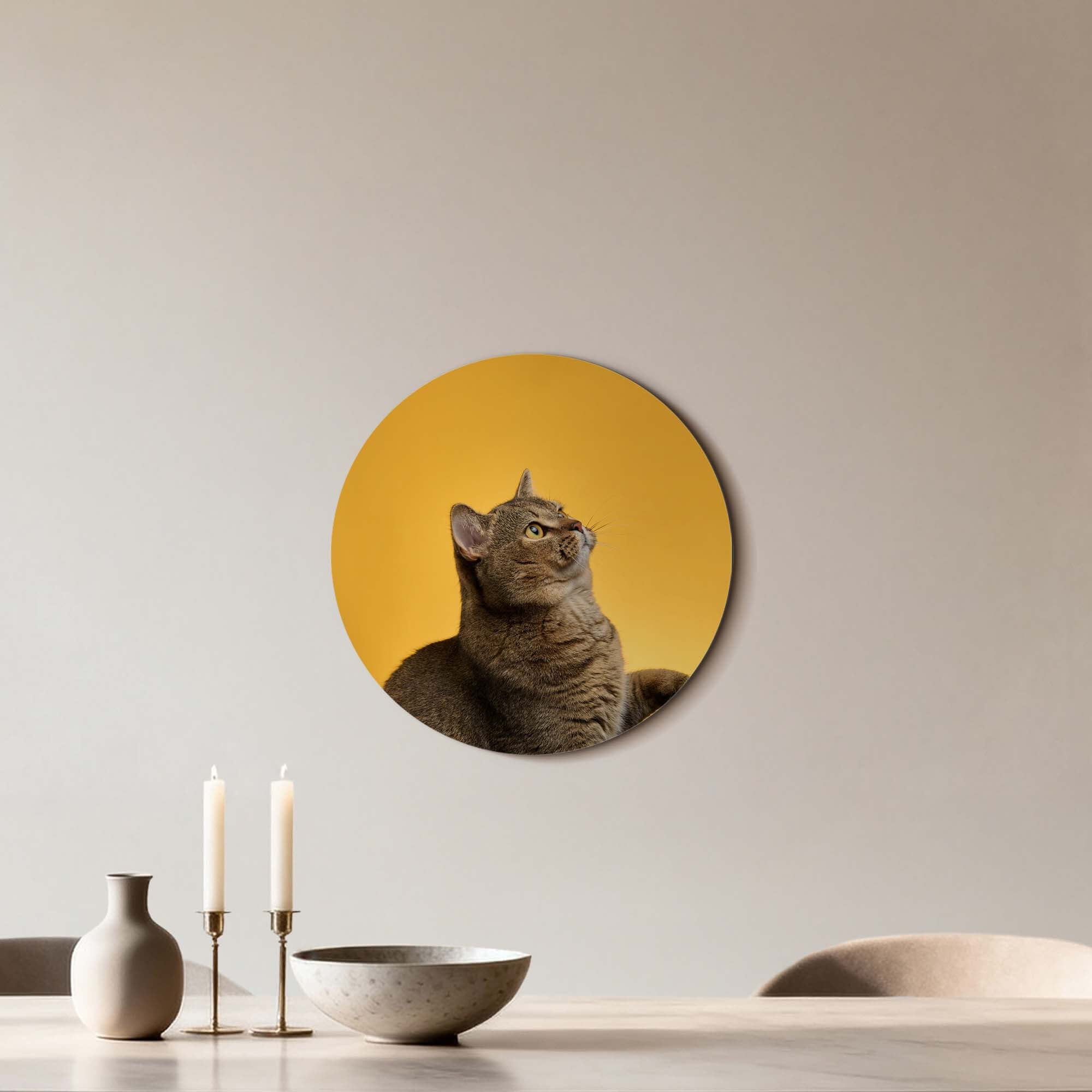 Golden Stretch - Wandbild einer Katze auf einem warmen goldenen Hintergrund, perfekt für die Wanddekoration.