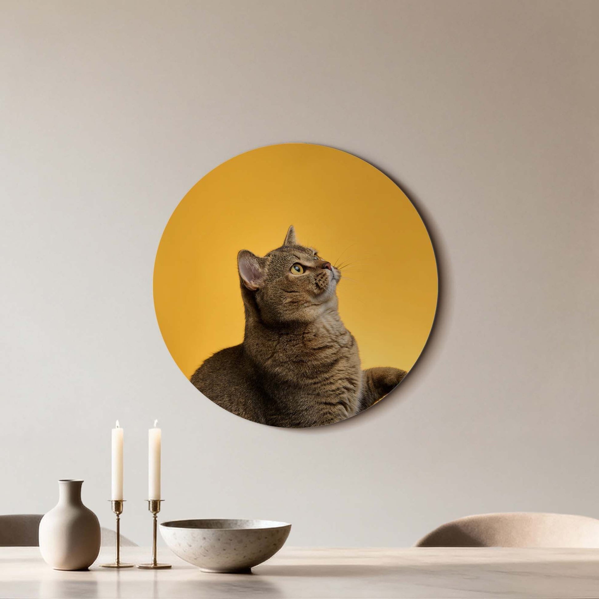 Golden Stretch - Wandbild einer Katze auf goldenem Hintergrund, perfekt als Wanddekoration.