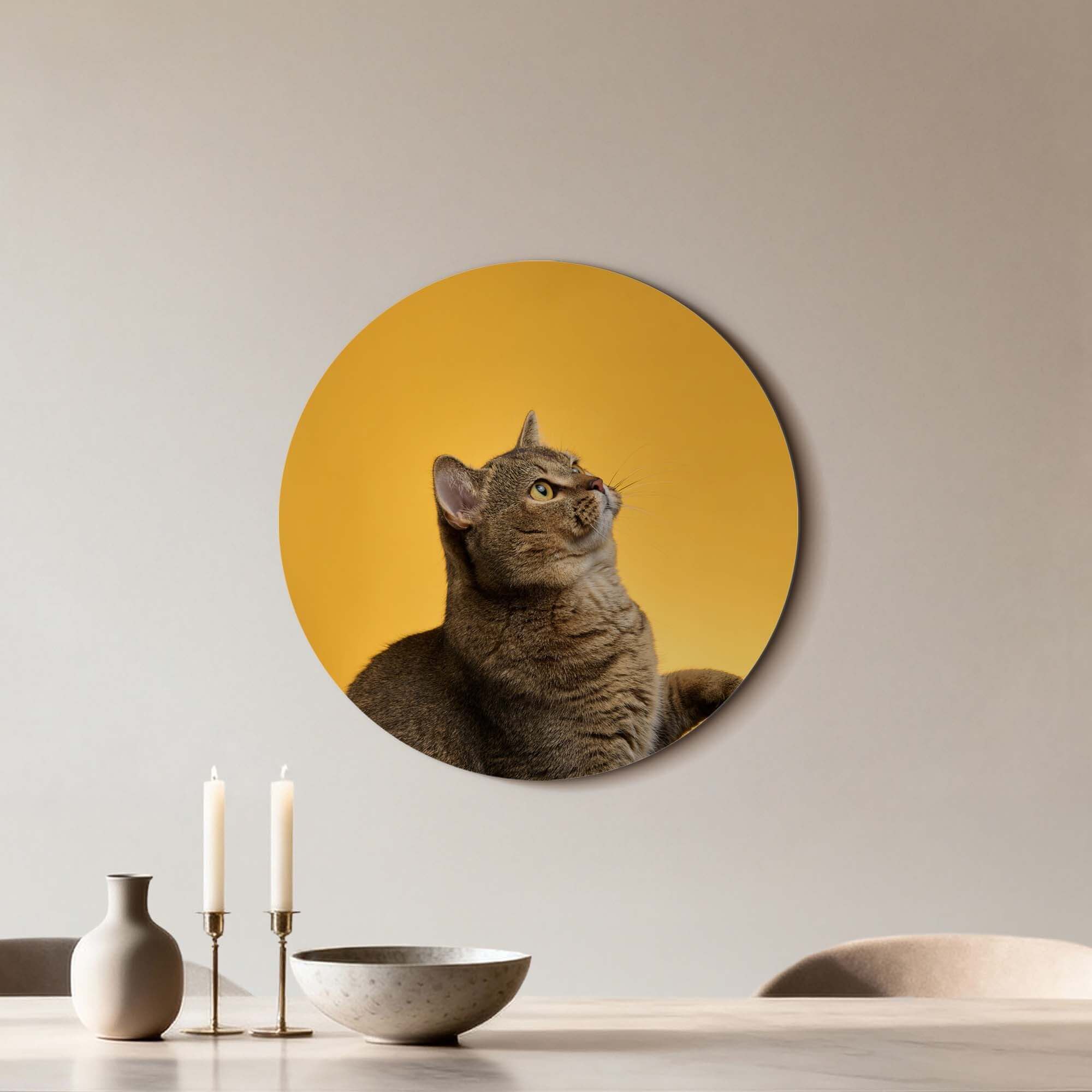 Golden Stretch - Wandbild einer Katze auf goldenem Hintergrund, perfekt als Wanddekoration.