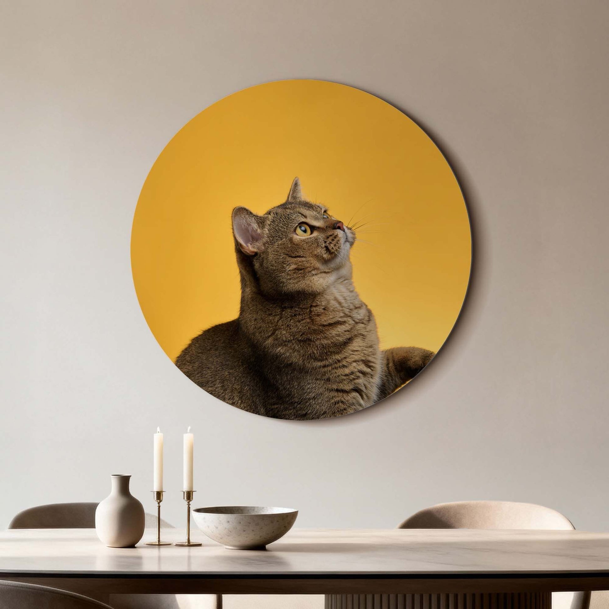 Golden Stretch - Wandbild mit einer Katze auf goldenem Hintergrund, perfekt für eine elegante Wanddekoration.