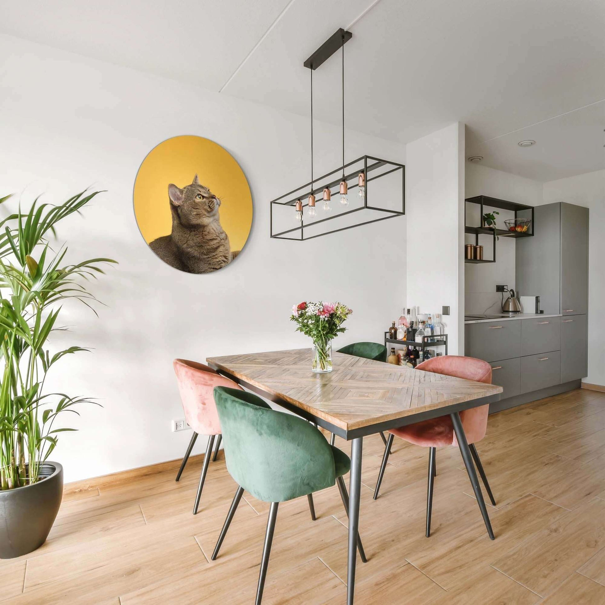 Golden Stretch - Wandbild einer Katze auf einem warmen goldenen Hintergrund in einem modernen Esszimmer.