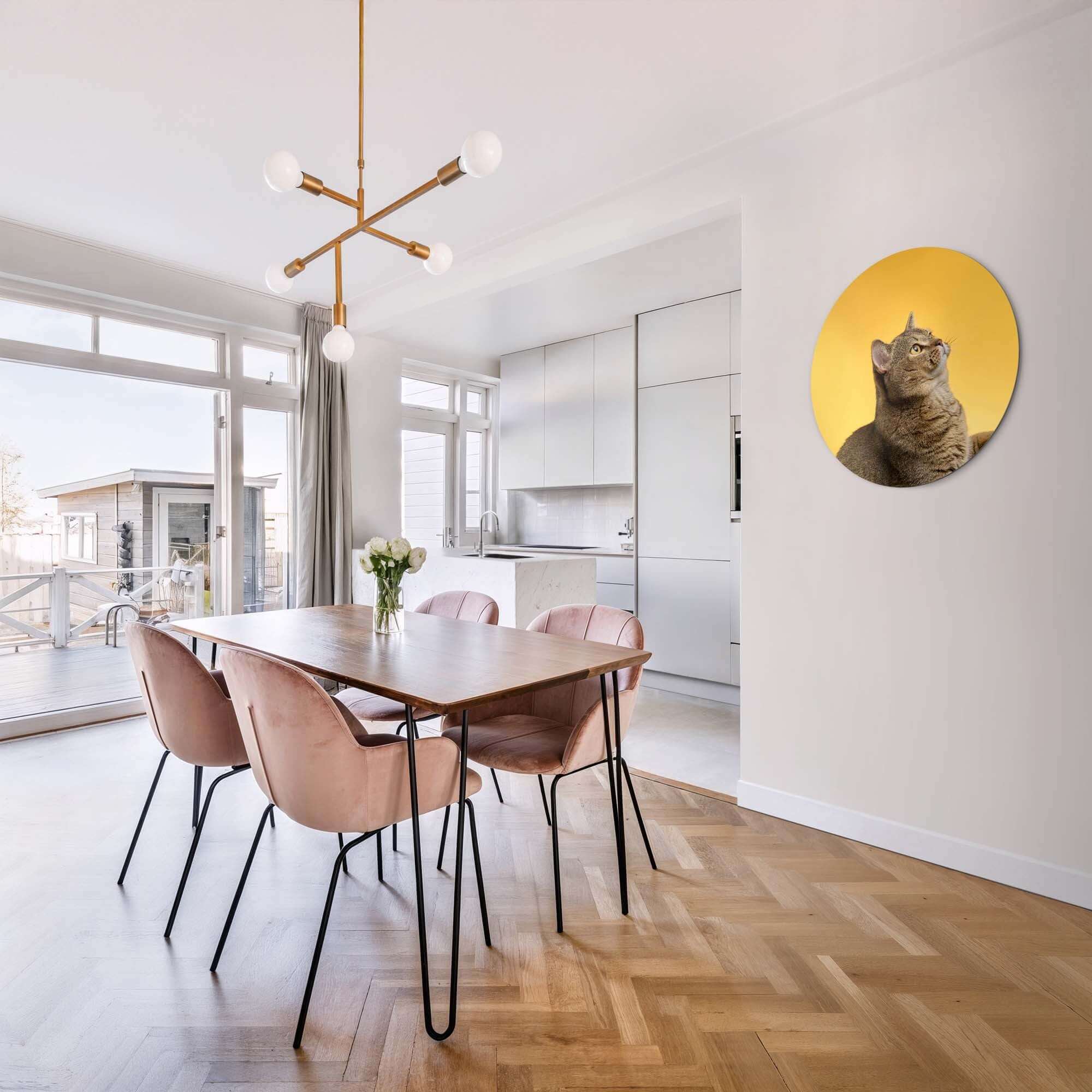 Golden Stretch - Wandbild auf einem warmen goldenen Hintergrund in einem modernen Esszimmer mit rosa Stühlen.