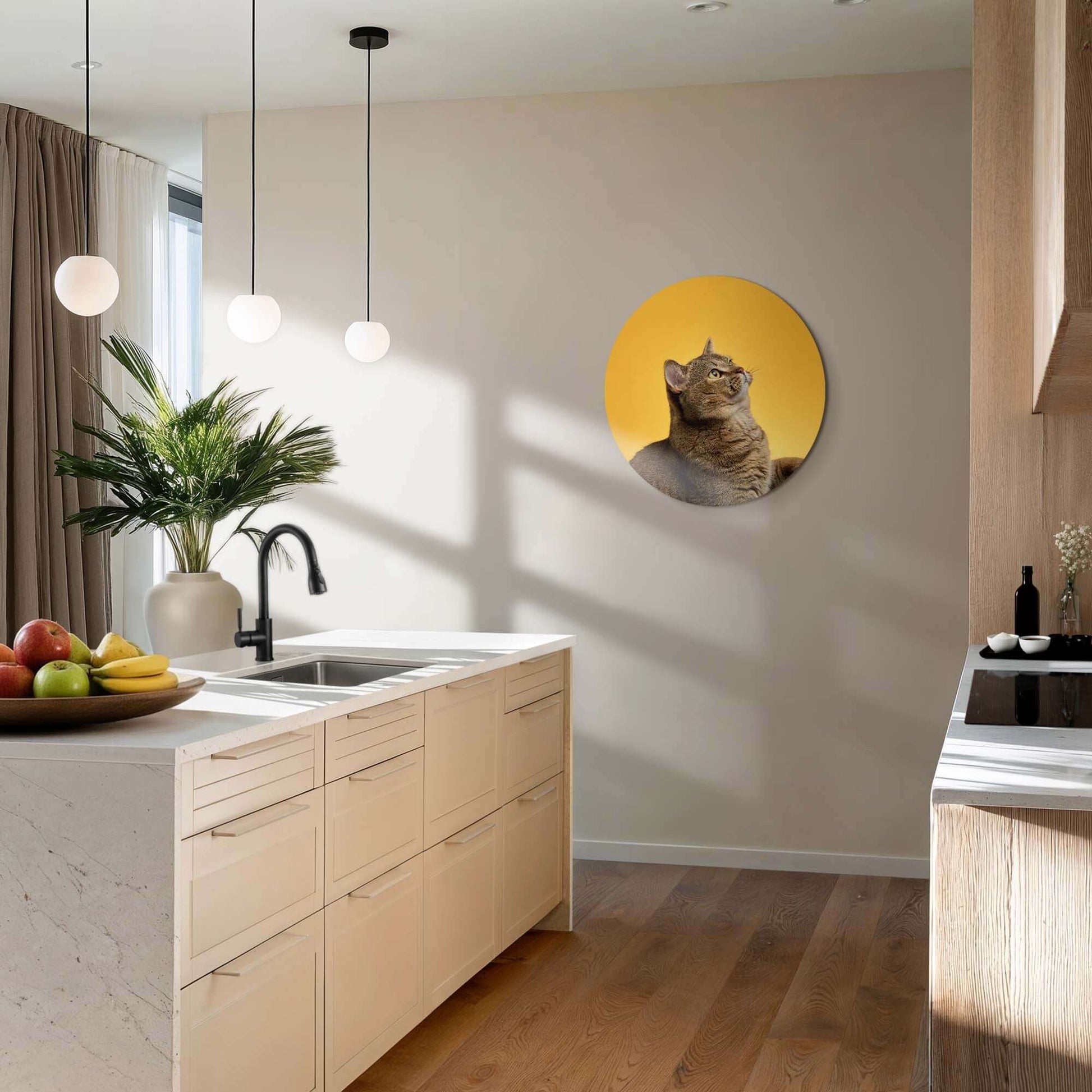 Golden Stretch - Wandbild einer Katze auf goldenem Hintergrund in moderner Küche