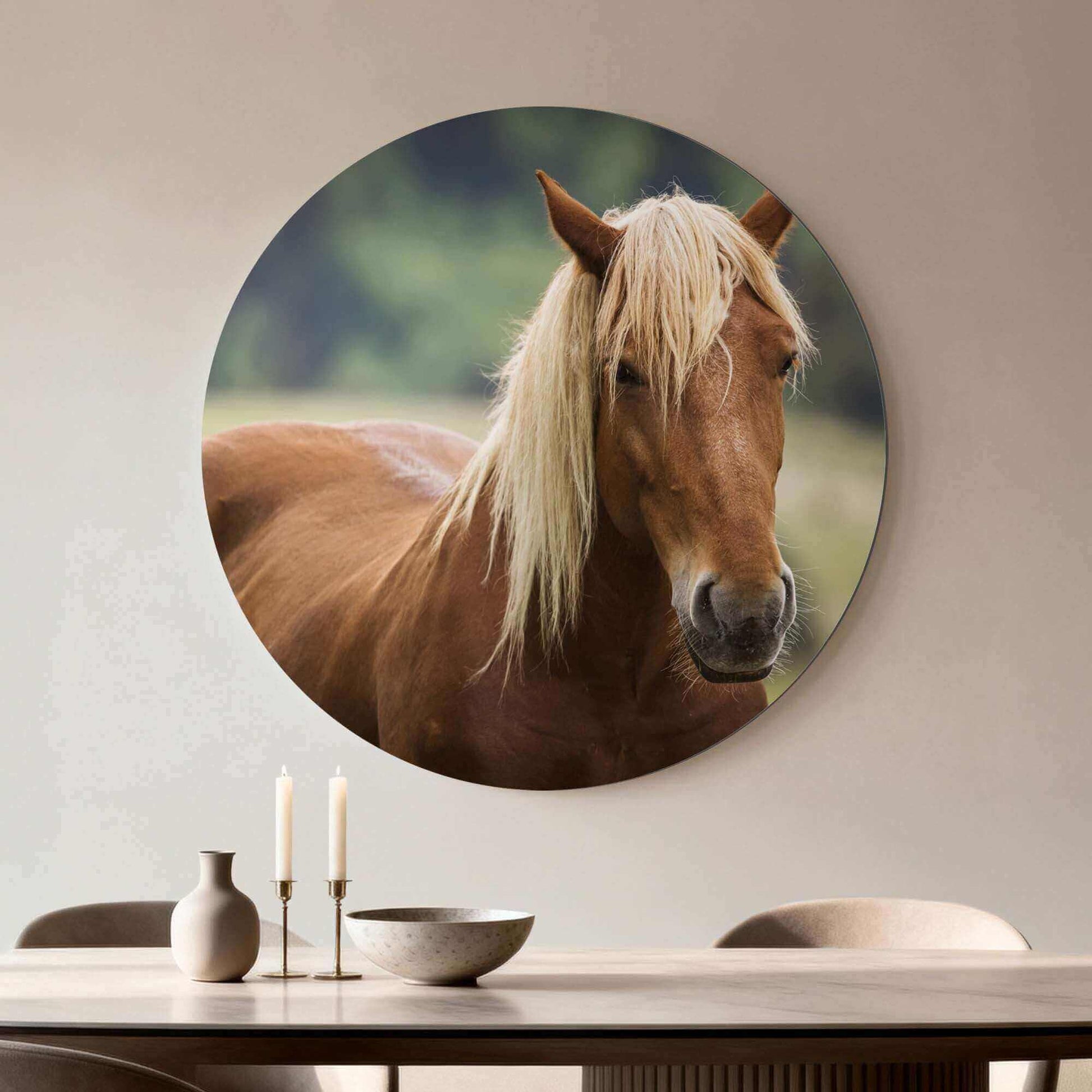 Golden Whisper - Wandbild mit einem goldenen Pferd in warmem Licht, ein heiterer Wandbild für elegante Innenräume.