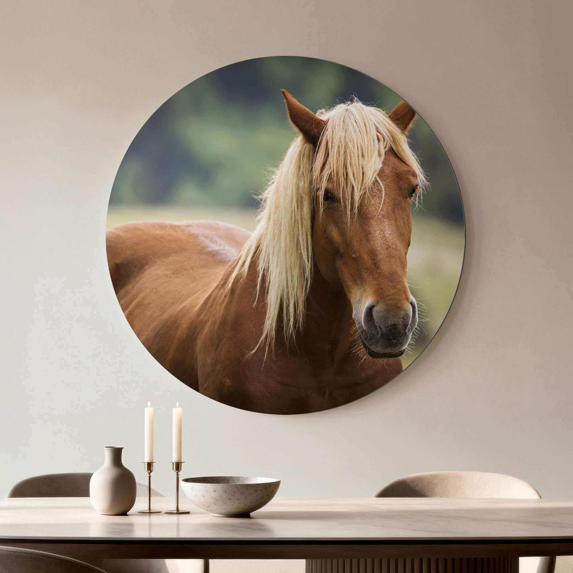 Golden Whisper - Wandbild mit einem goldenen Pferd in warmem Licht, ein heiterer Wandbild für elegante Innenräume.