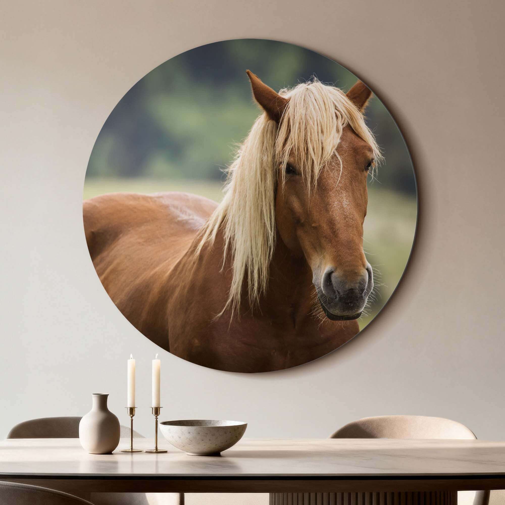 Golden Whisper - Wandbild mit einem goldenen Pferd im warmen Abendlicht, heiterer Wandbild für eine elegante Atmosphäre.