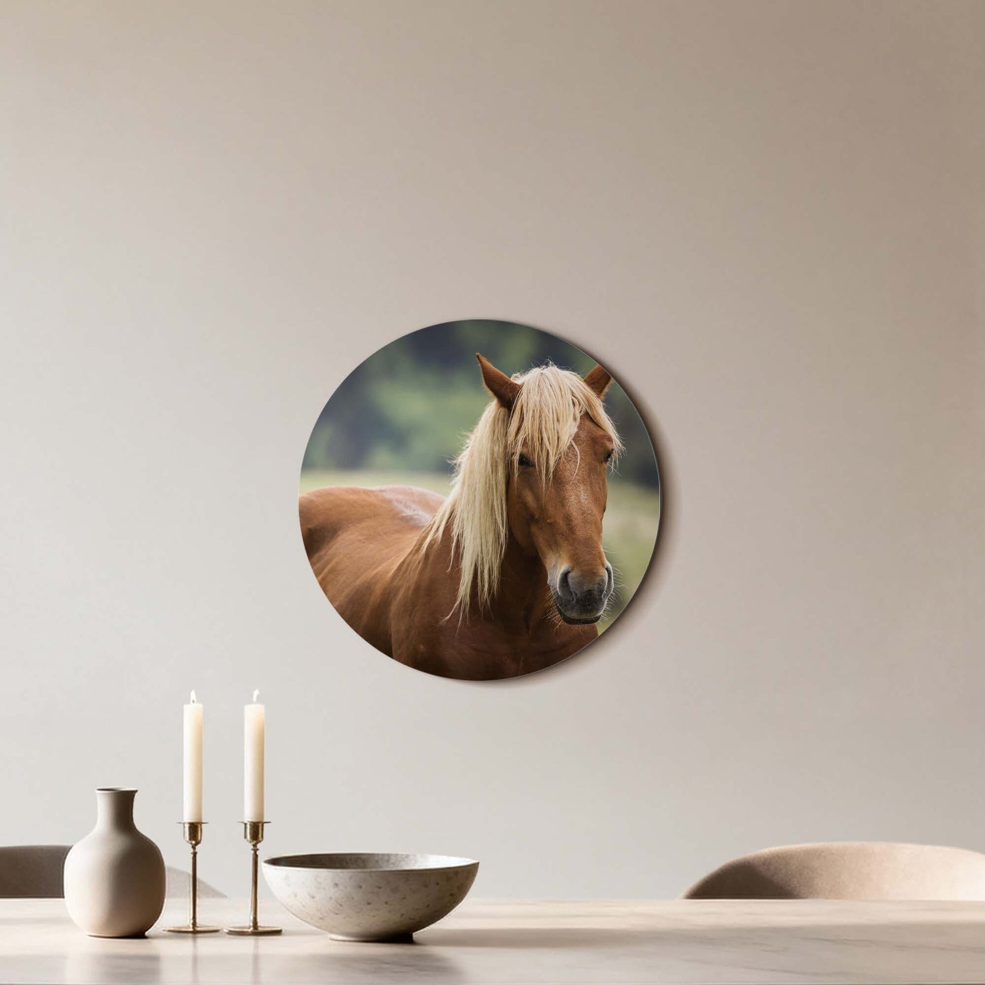 Golden Whisper - Wandbild mit einem goldenen Pferd in warmem Licht, perfekt für jede Wanddekoration.