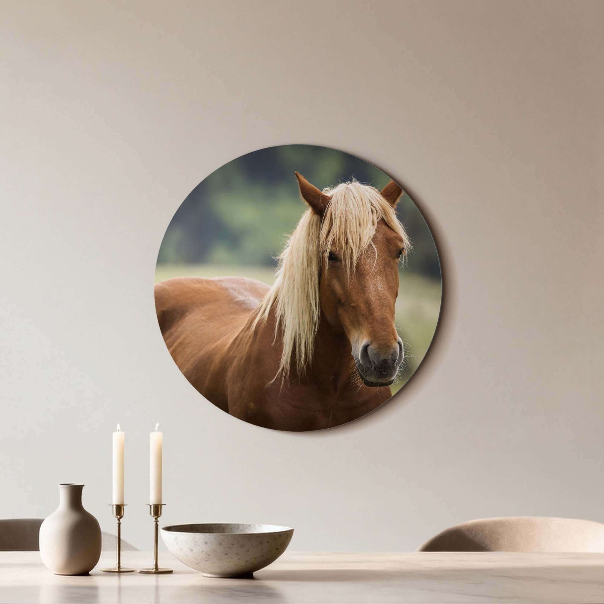 Golden Whisper - Wandbild mit einem goldenen Pferd in warmem Licht, zeitloses Kunstwerk für ein ruhiges Dekor.