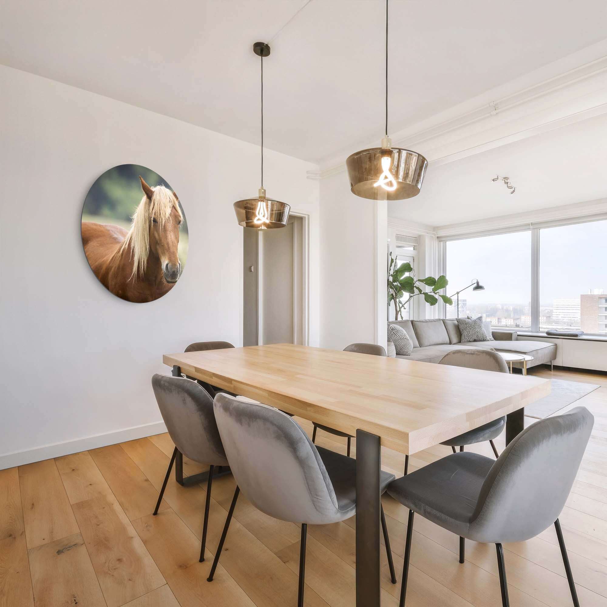 Golden Whisper - Wandbild in moderner Einrichtung mit Holztisch und stilvoller Beleuchtung.