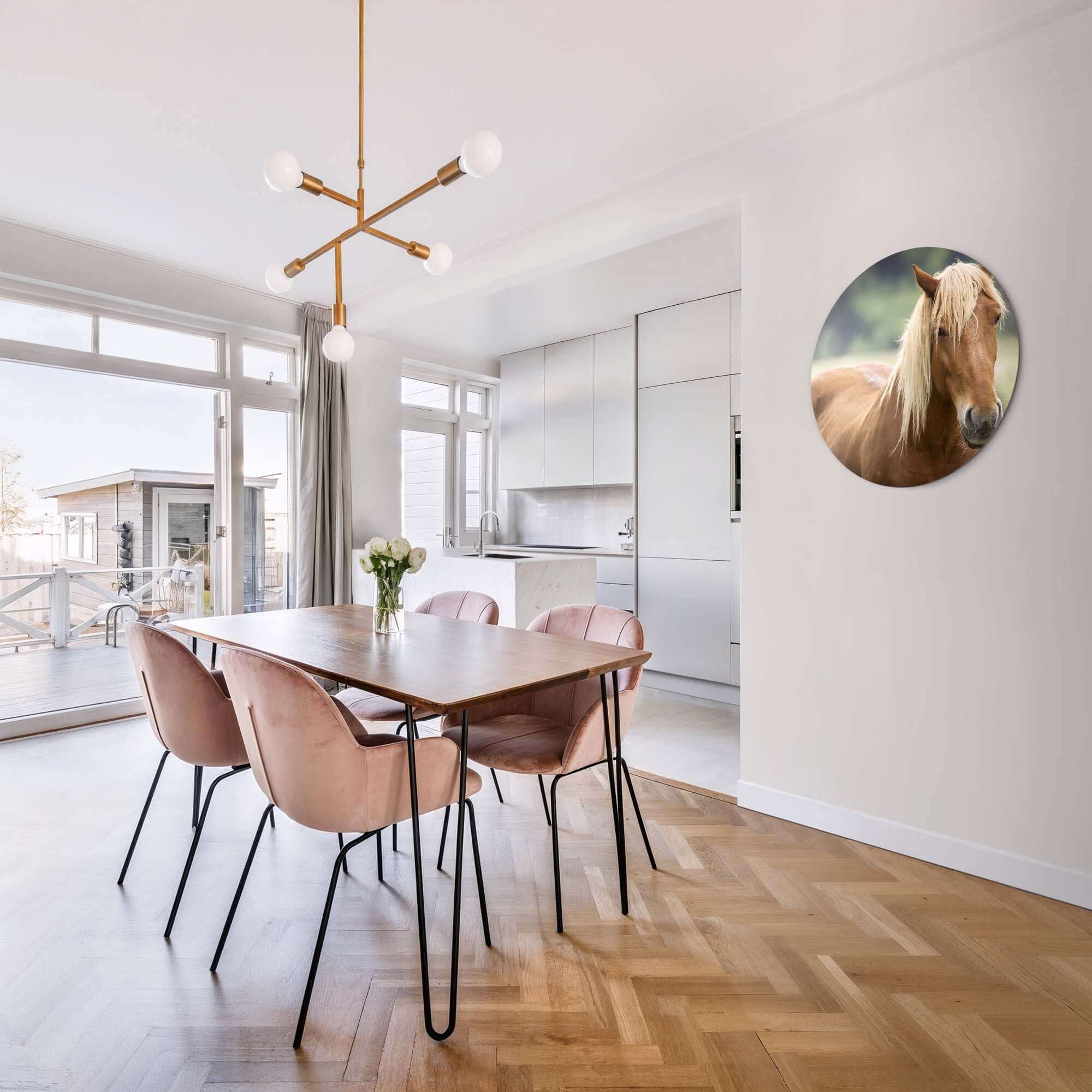 Golden Whisper - Wandbild in einem modernen Wohnzimmer mit einer eleganten Einrichtung.