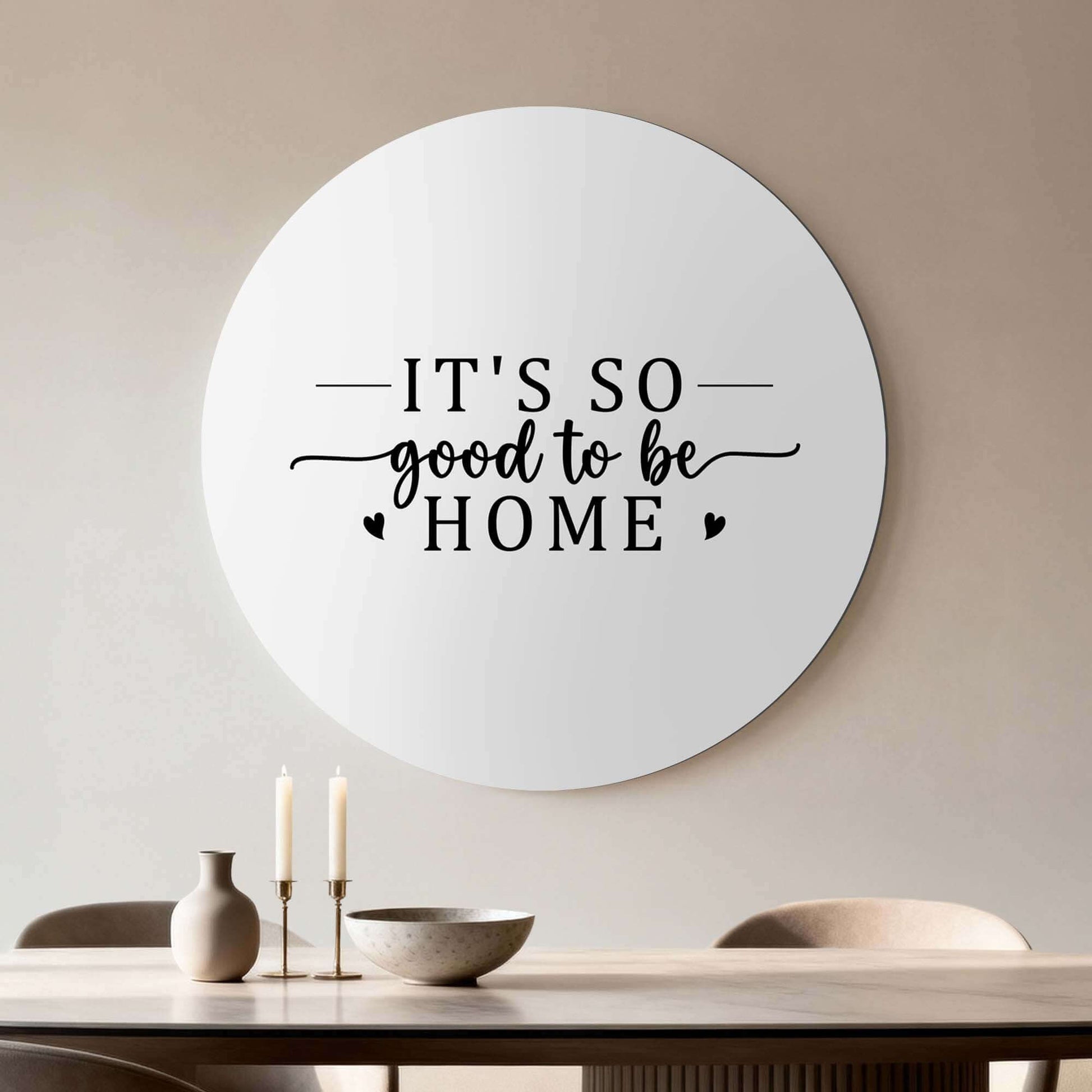 Good To Be Home - Wandbild in einem stilvollen Esszimmer mit Kerzen und modernem Dekor, perfekter Wandbild für Küche oder Flur.