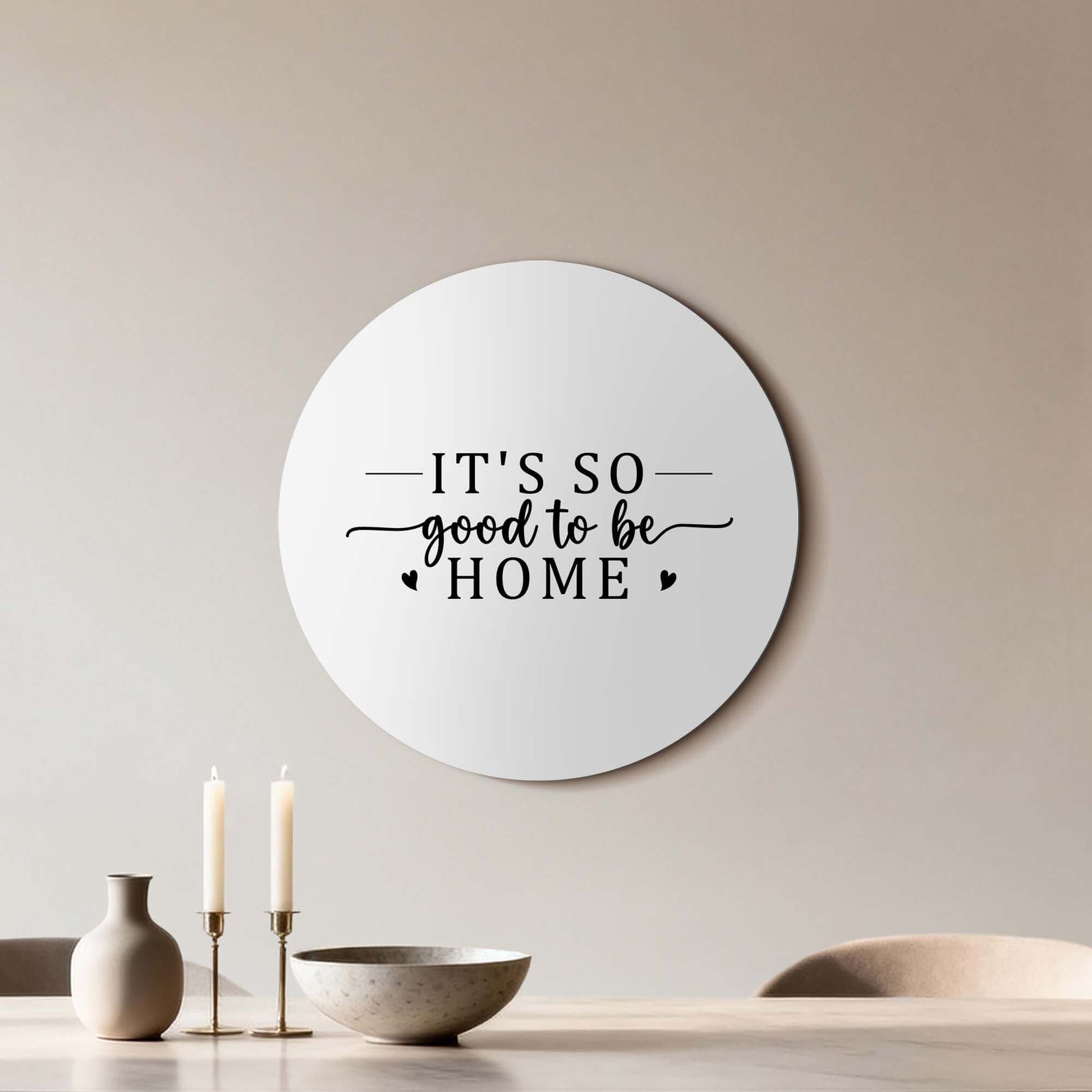Good To Be Home - Wall Circle, ein stilvoller Wandbild, der sich perfekt für die Küche oder das Esszimmer eignet, fängt die Wärme des Heimkommens ein.