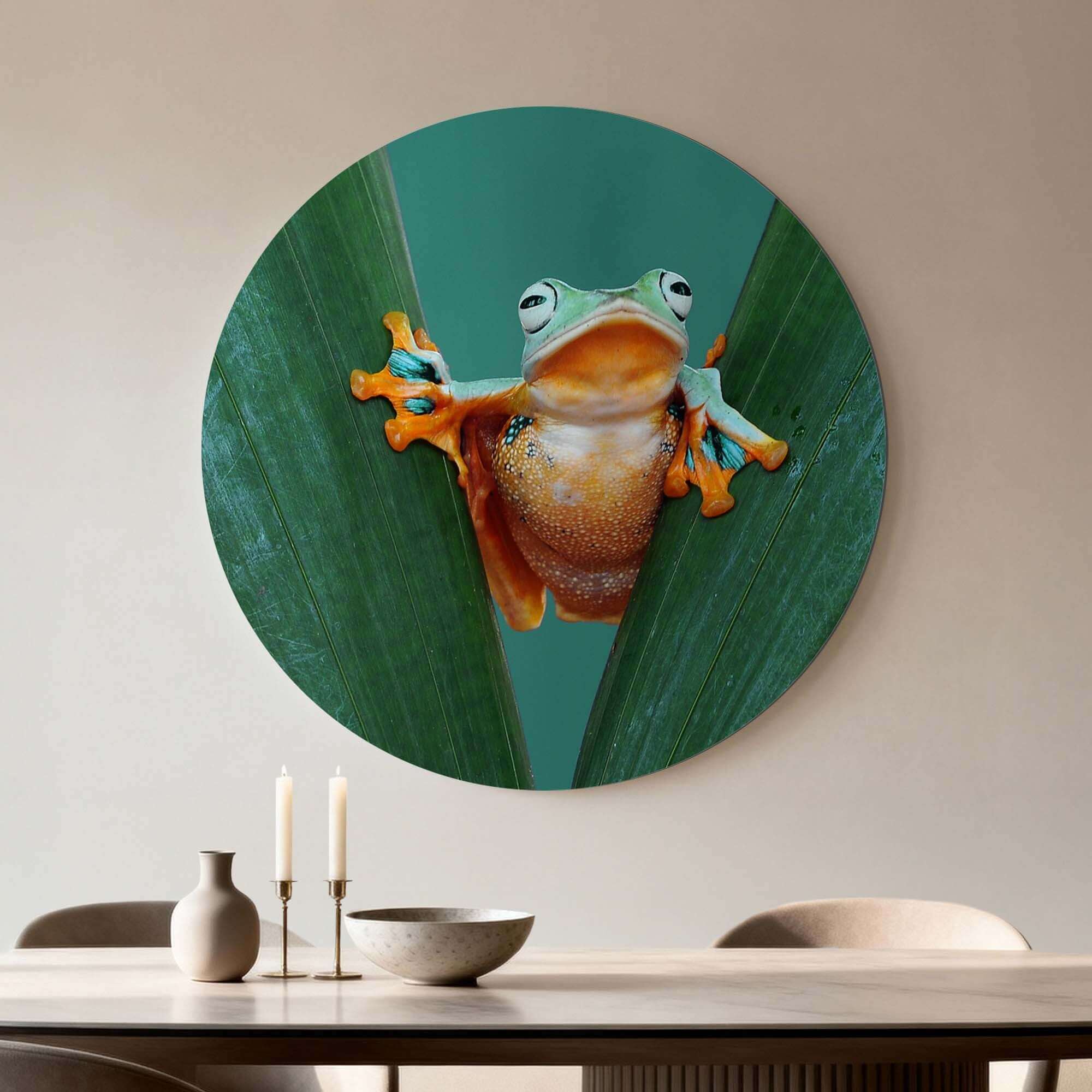 Jungle Leap - Wandbild mit einem farbenfrohen Frosch zwischen grünen Blättern, eine verspielte Wanddekoration.