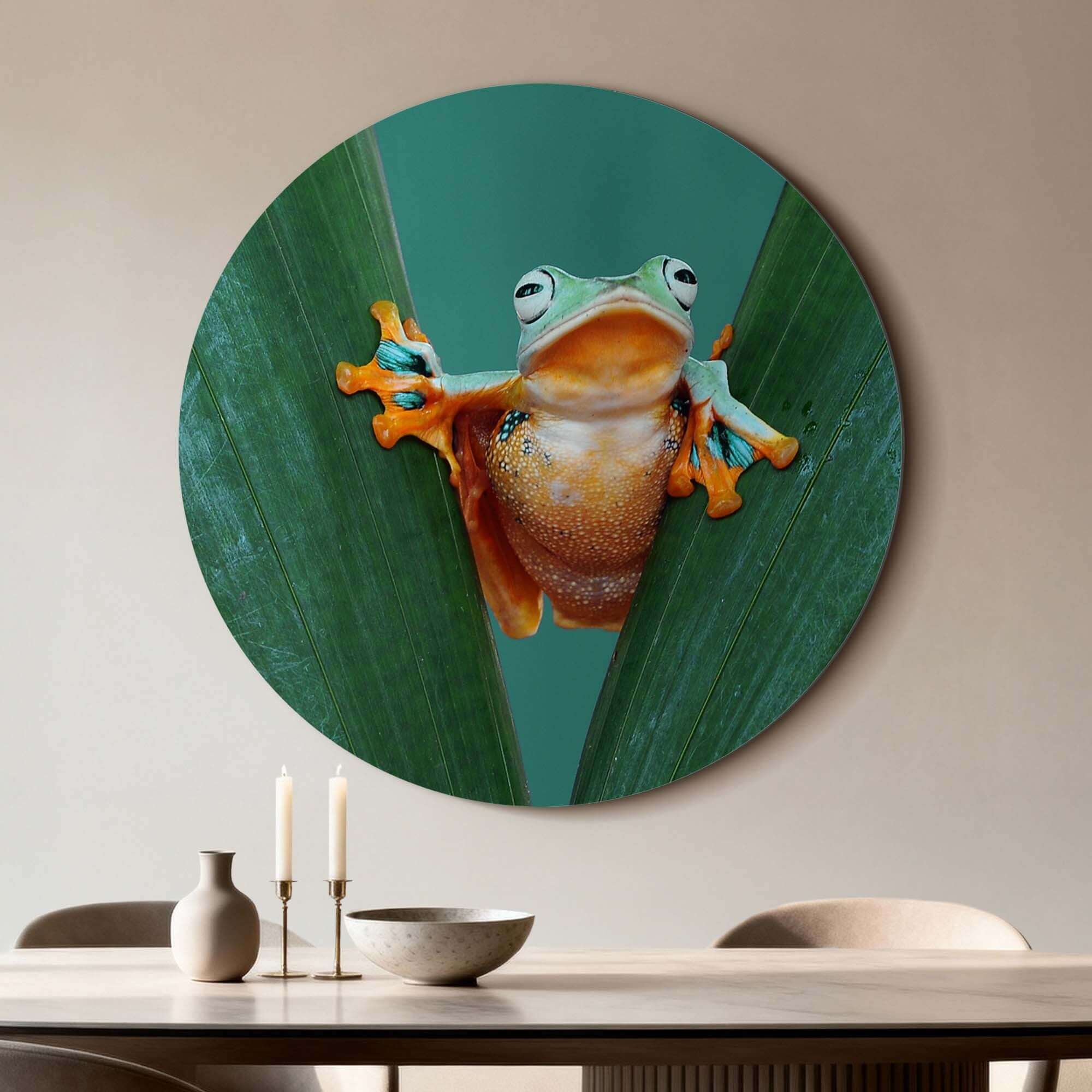 Jungle Leap - Wandbild mit einem farbenfrohen Frosch zwischen frischen Blättern in einem Innenraum.