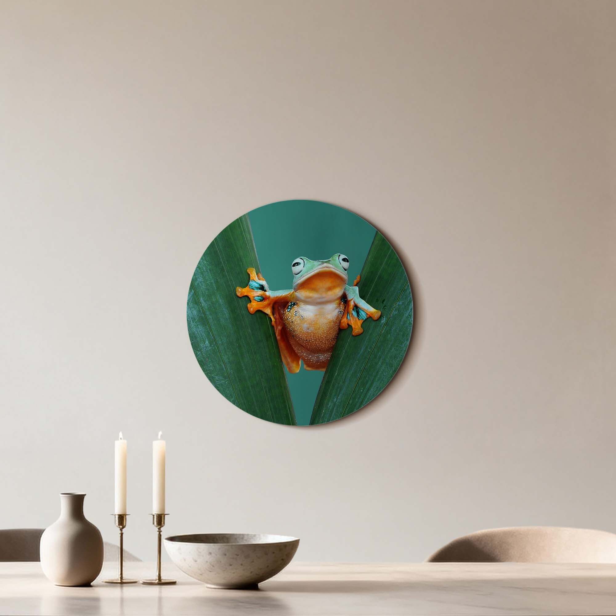 Jungle Leap - Wandbild mit farbenfrohem Frosch zwischen grünen Blättern, der perfekte Wandbild für jede Einrichtung.