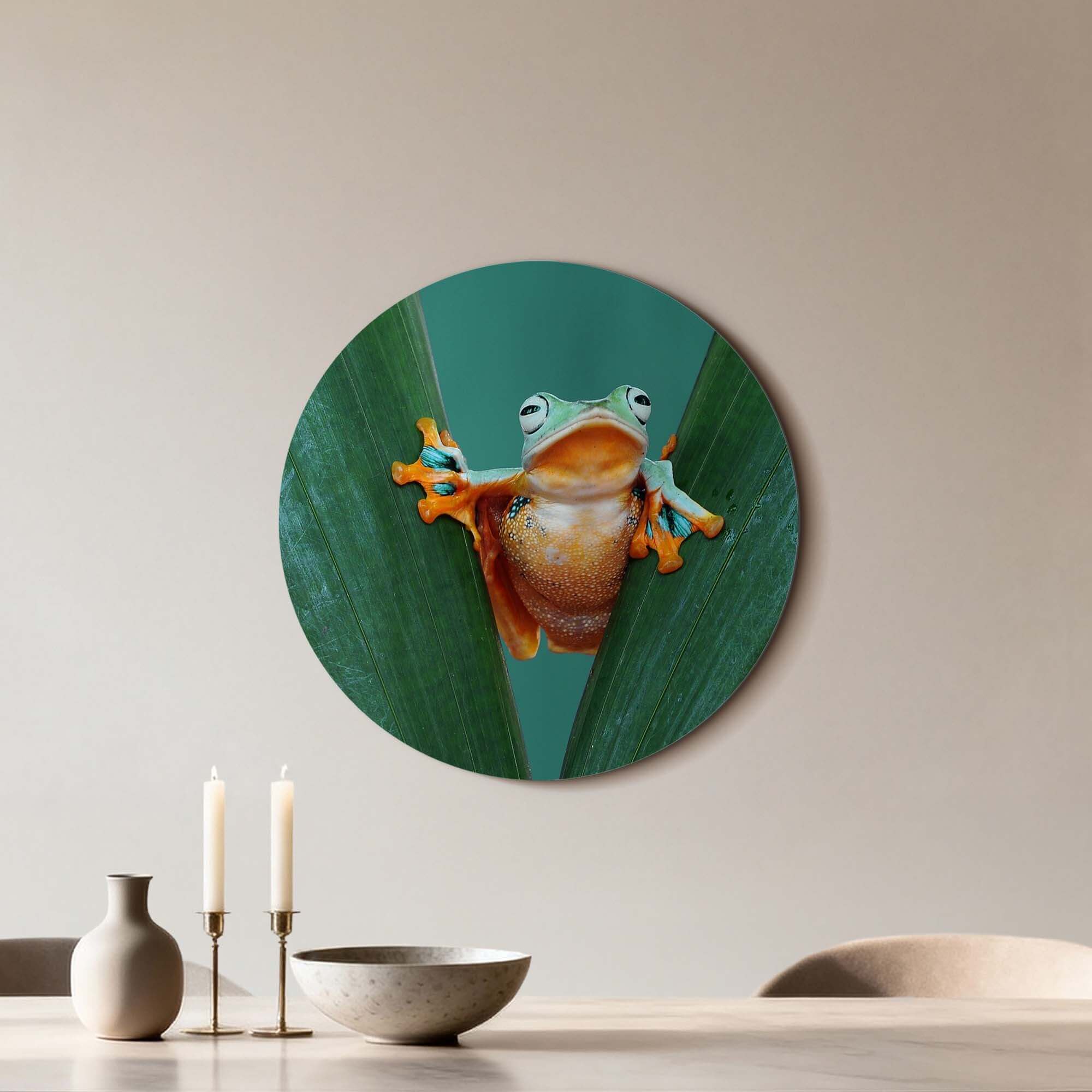 Jungle Leap - Wandbild mit einem farbenfrohen Frosch zwischen grünen Blättern, ideal für ein lebendiges Interieur.