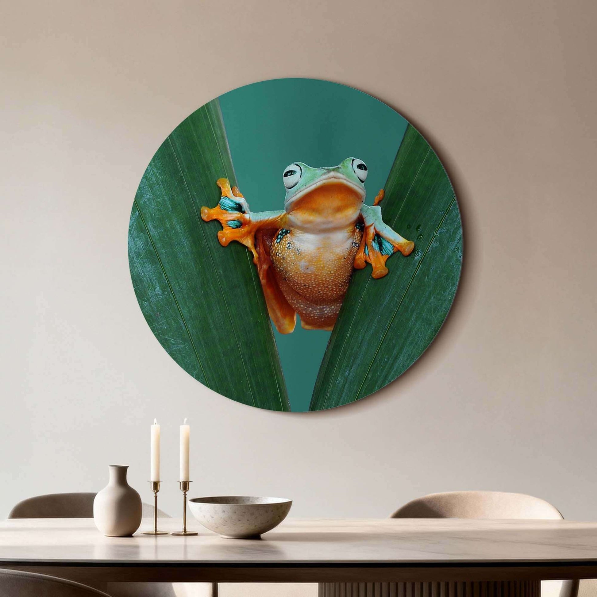 Jungle Leap - Wandbild mit einem farbenfrohen Frosch zwischen grünen Blättern, der perfekte Wandbild für jede Einrichtung.