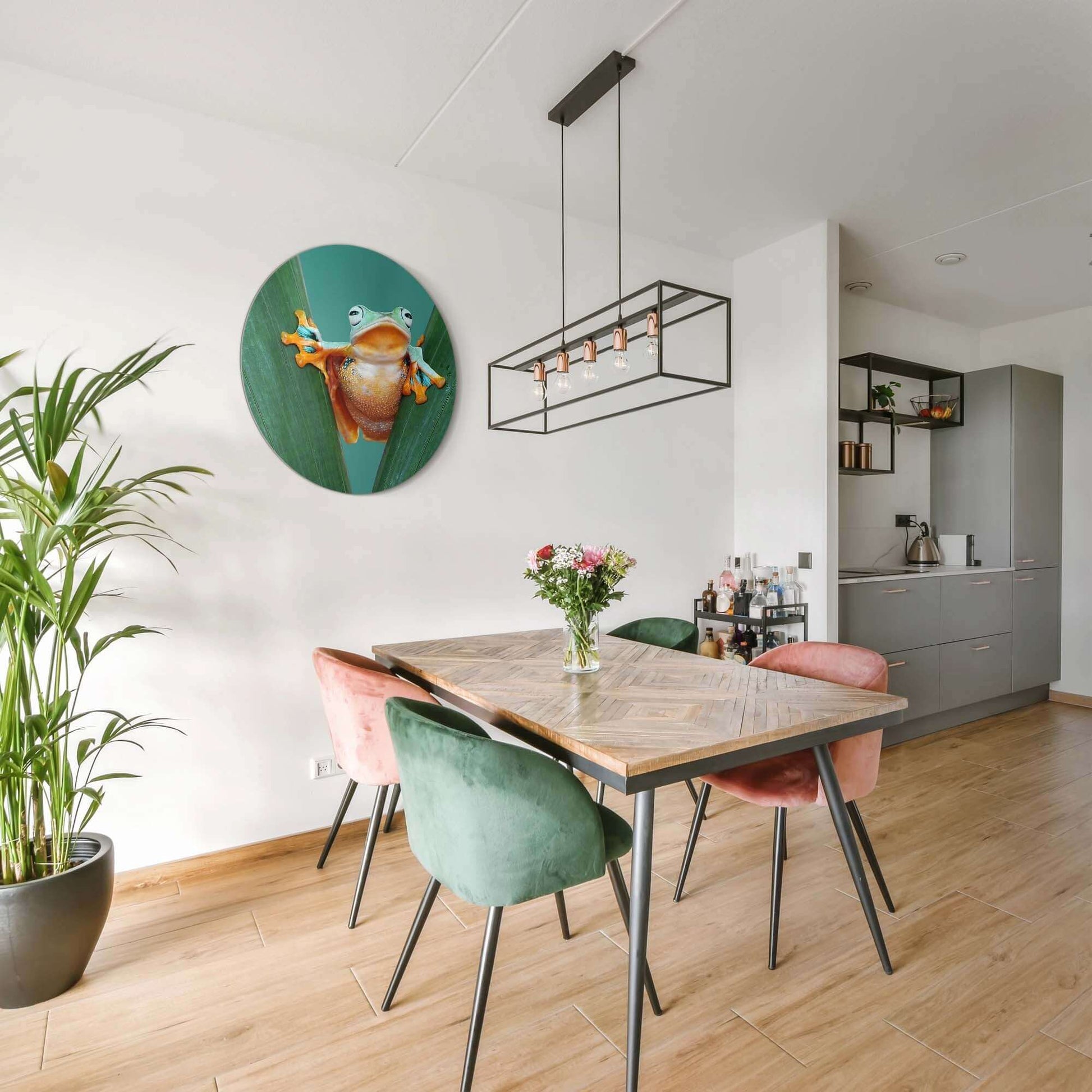 Jungle Leap - Wandbild mit buntem Frosch in modernem Interieur, eine verspielte Ergänzung für jeden Raum.