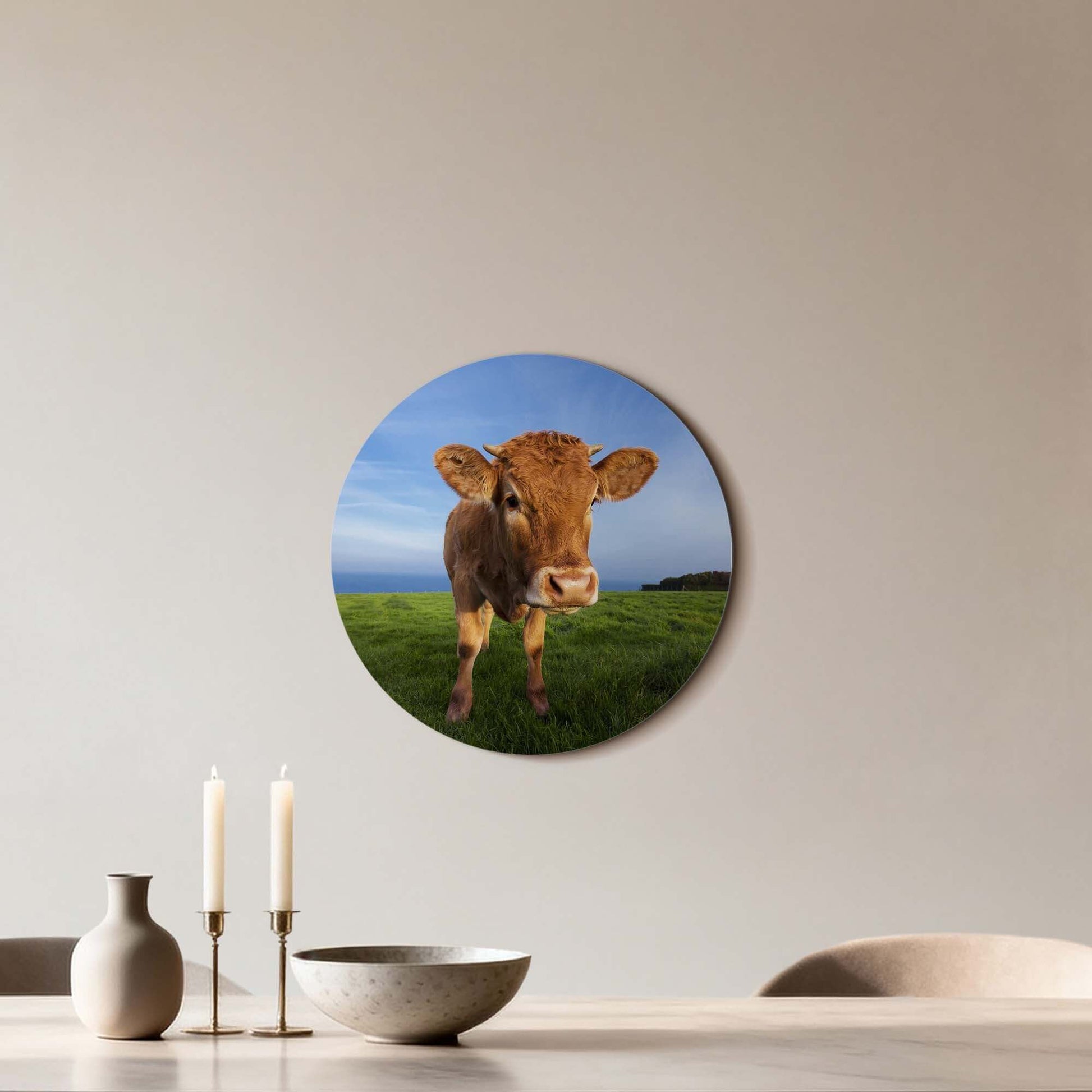 Kalb auf der Wiese - Wandbild auf einer modernen Wand, Premium Aluminium Dibond, ländliche Dekoration, Wandbild mit neugierigem Kalb