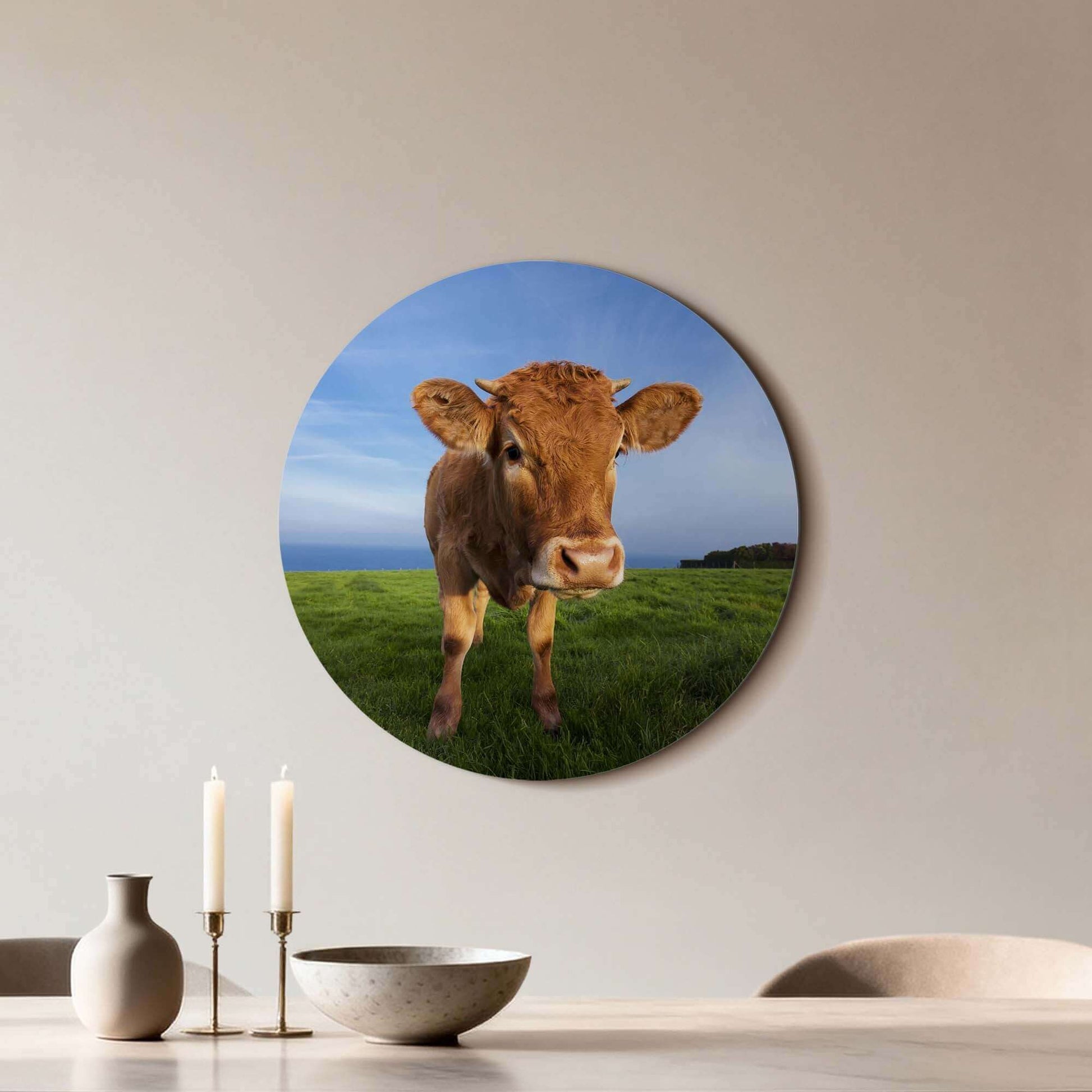 Kalb auf der Wiese - Wandbild mit neugierigem Kalb auf der Wiese Dekor für Küche oder Wohnzimmer. Wandbild aus hochwertigem Aluminium-Dibond.