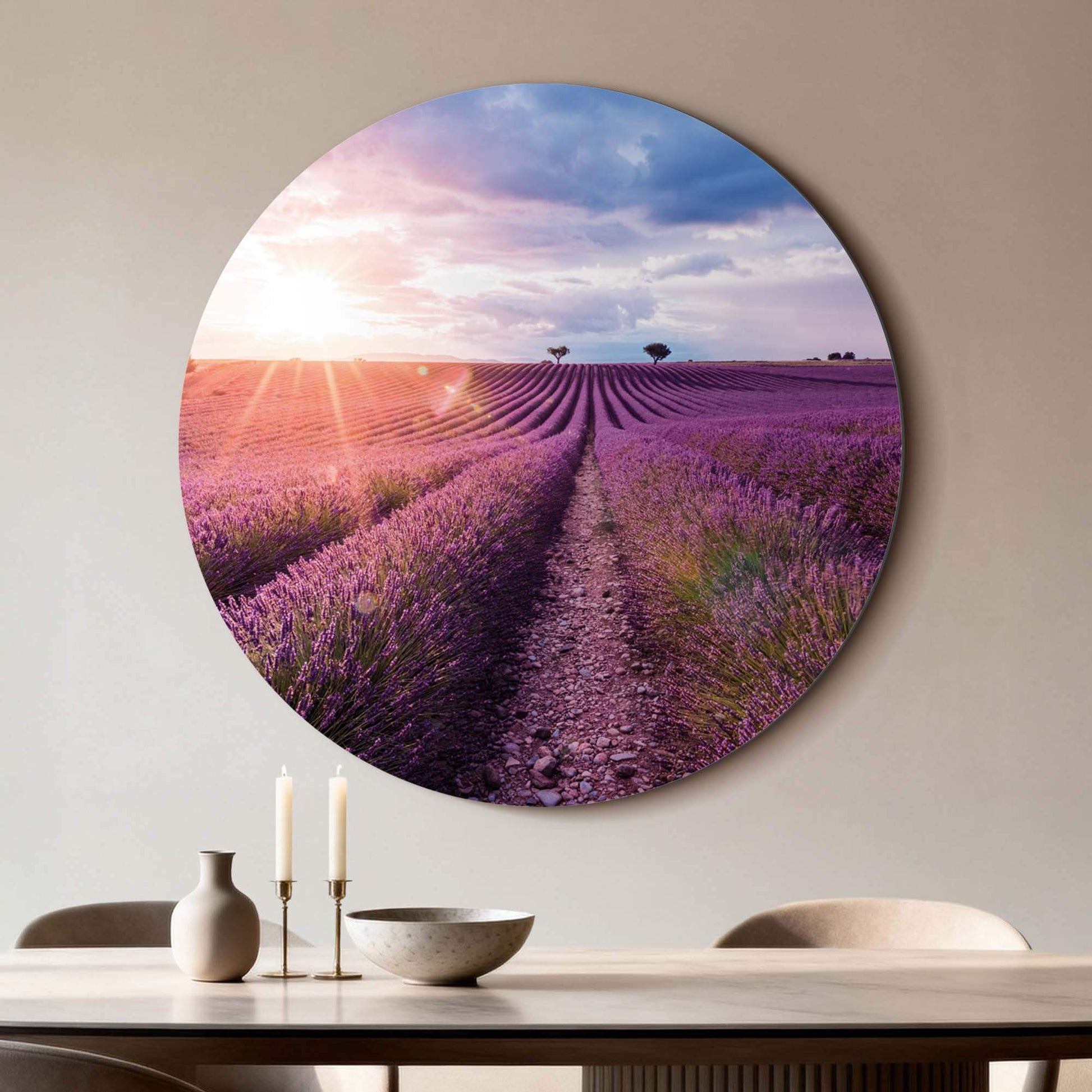 Lavender Horizon - Wandbild mit Lavendelfeldern im sanften Abendlicht; rustikale Wandbilder und Wandbilder für Heimdekoration.
