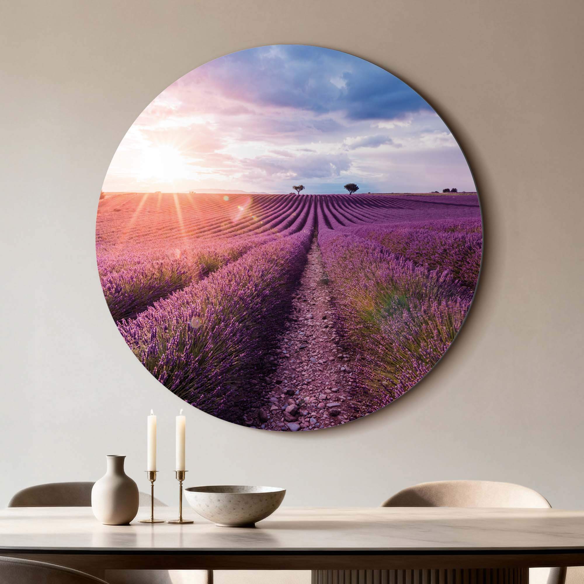 Lavender Horizon - Wandbild mit Lavendelfeldern im sanften Abendlicht; rustikale Wandbilder und Wandbilder für Heimdekoration.