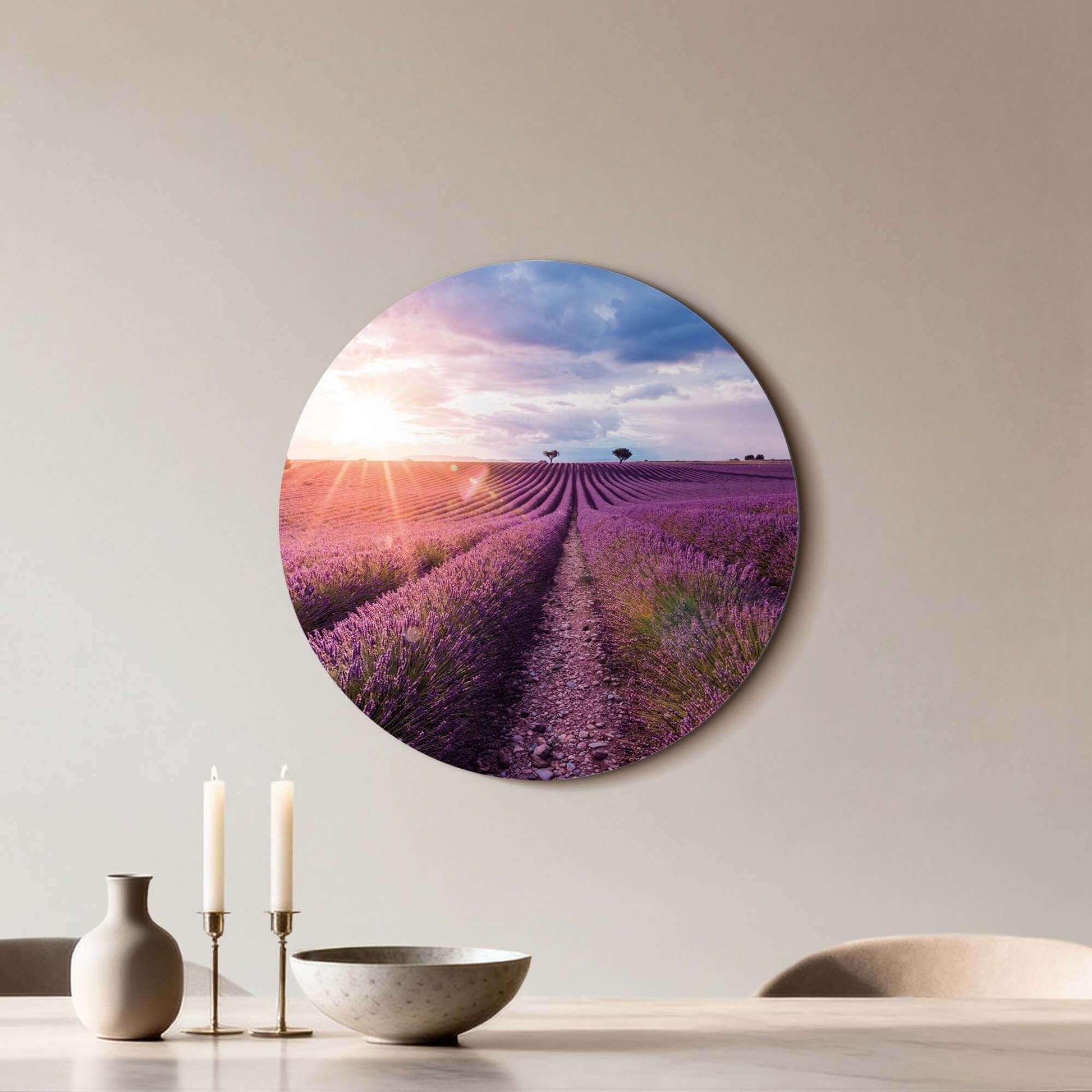 Lavender Horizon - Wandbild mit Lavendelfeldern im Abendlicht, beruhigender Wandbild für Küche oder Esszimmer.