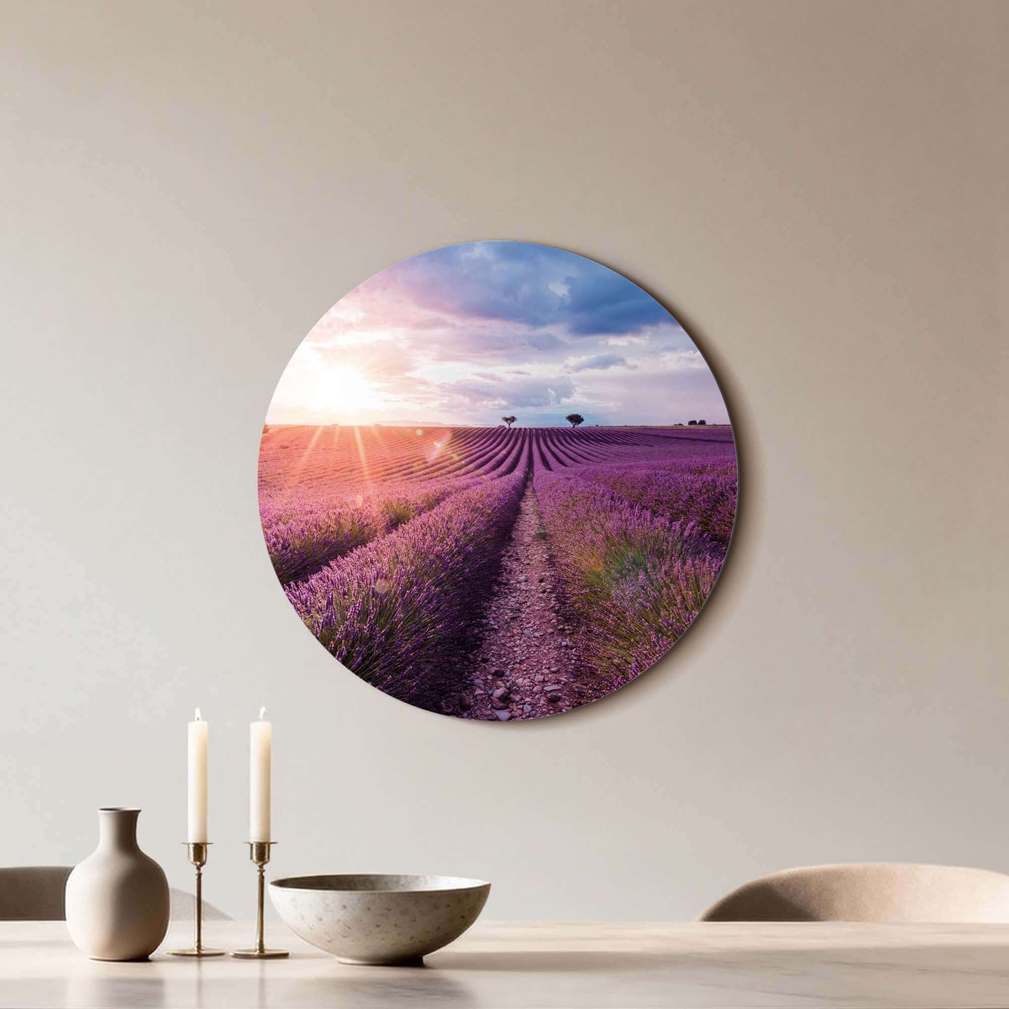 Lavender Horizon - Wandbild mit Lavendelfeldern im Abendlicht, beruhigender Wandbild für Küche oder Esszimmer.