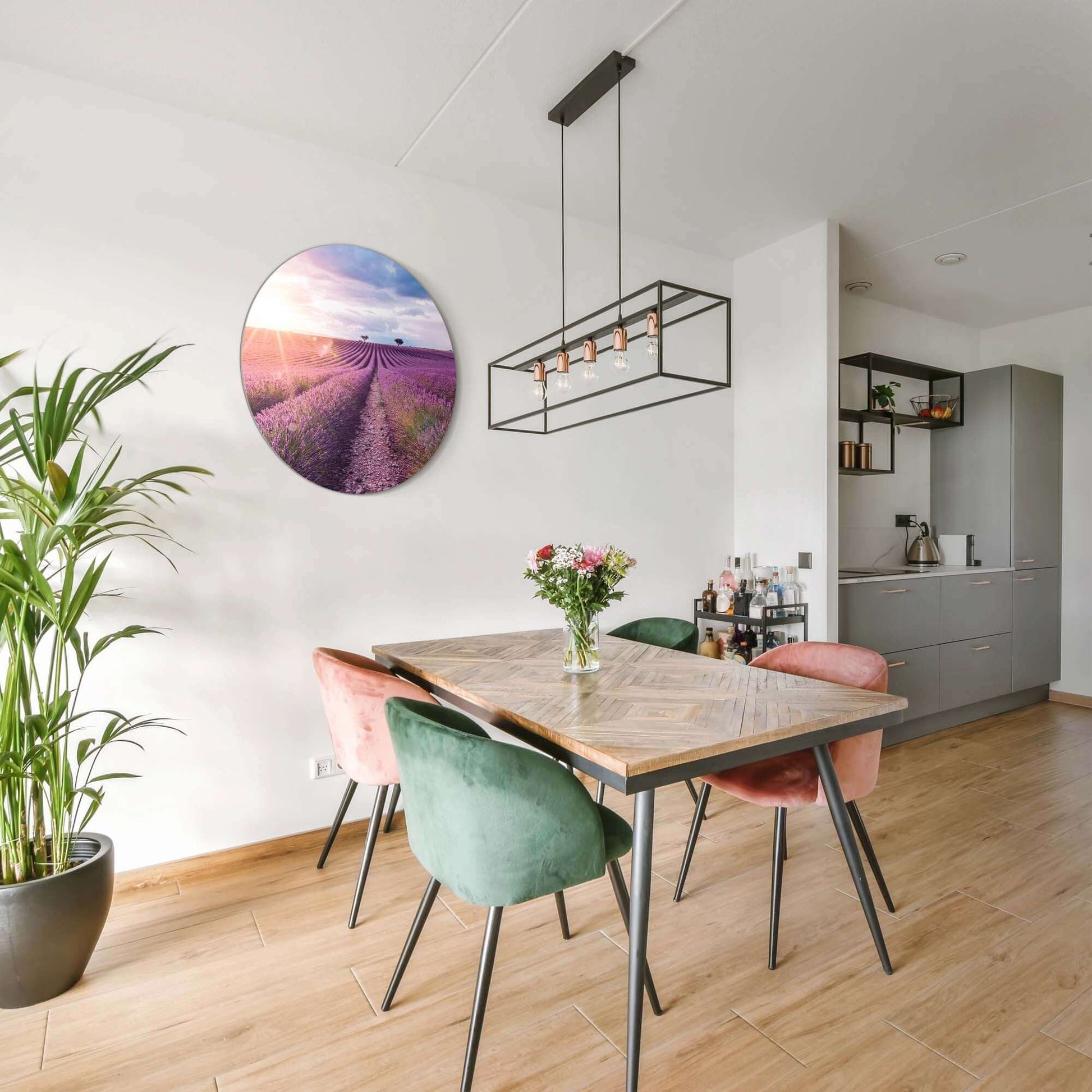 Lavender Horizon - Wandbild in moderner Küche mit Lavendelfeldern, perfekt für eine beruhigende und farbenfrohe Wanddekoration.