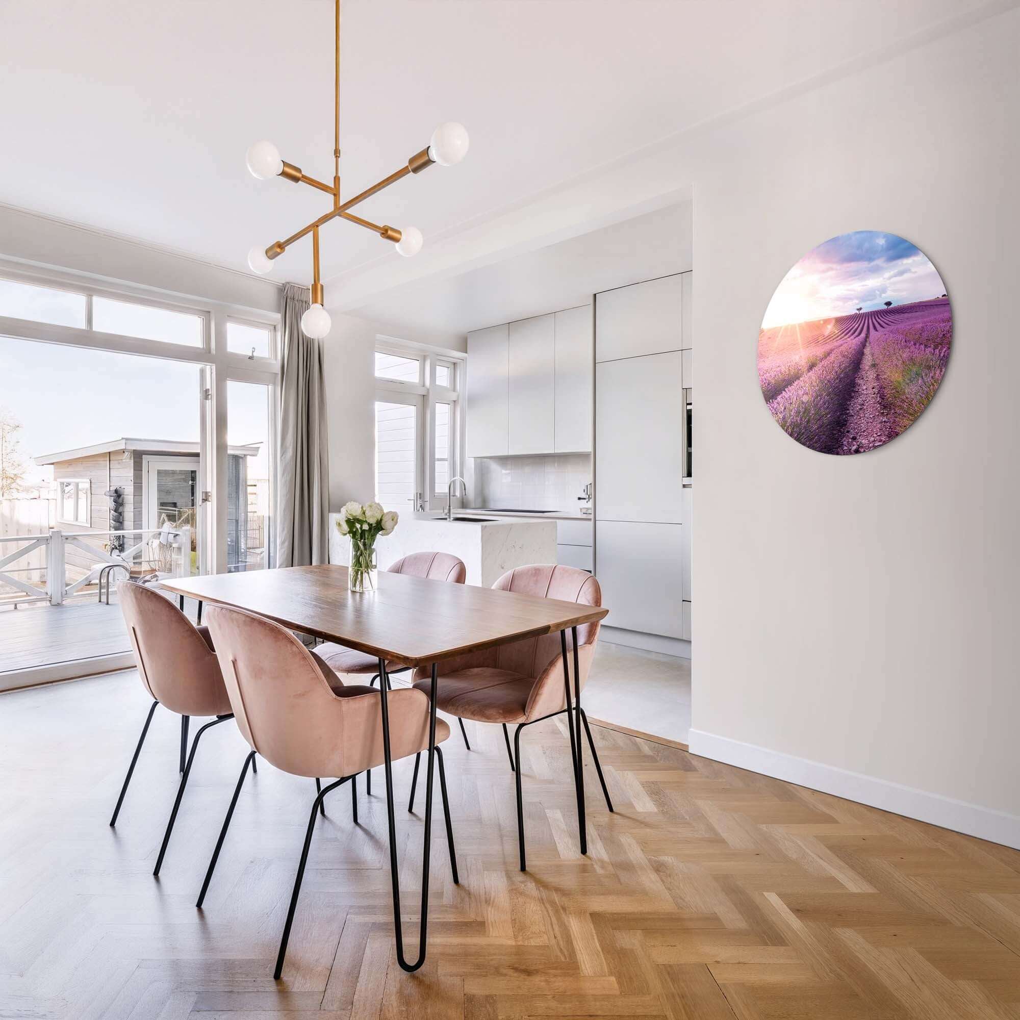 Lavender Horizon - Wandbild im Esszimmer mit Lavendelfeldern im Abendlicht, bringt französische Romantik mit Wandbilddekoration.