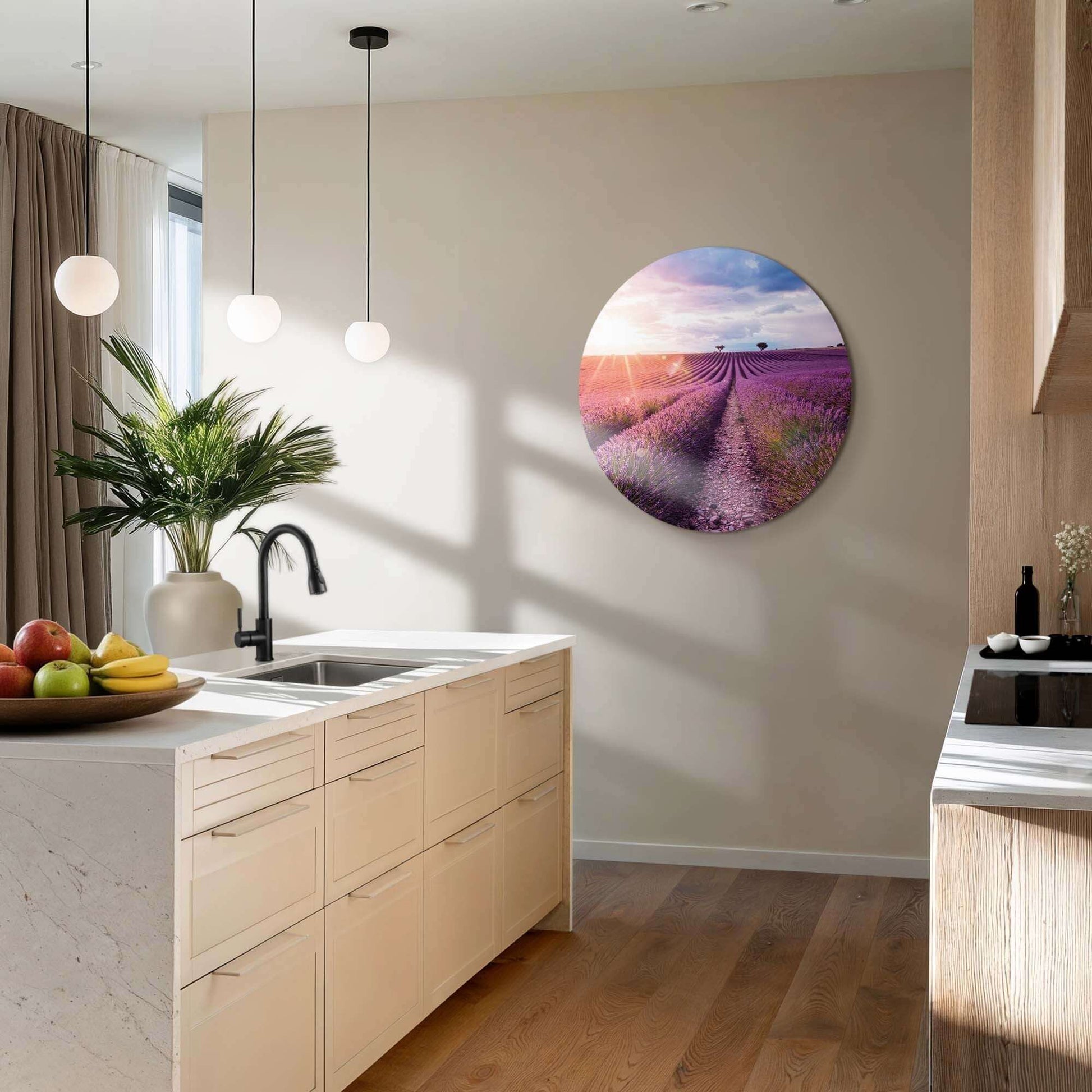 Lavender Horizon - Wandbild mit Lavendelfeldern im Abendlicht, perfekt für die Küche. Wandbild und Wandbild Dekoration.