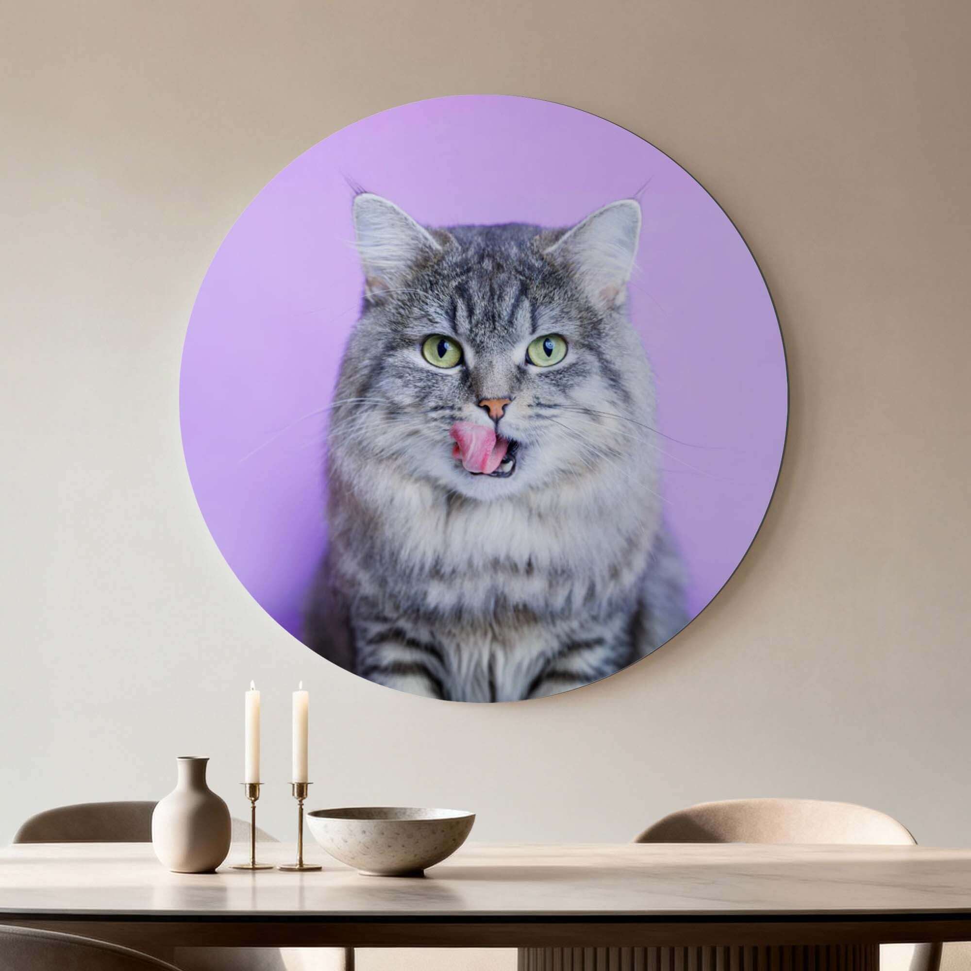 Lavender Lick - Wandbild mit einer grauen Katze auf einem lavendelfarbenen Hintergrund, perfekt für die Wanddekoration.