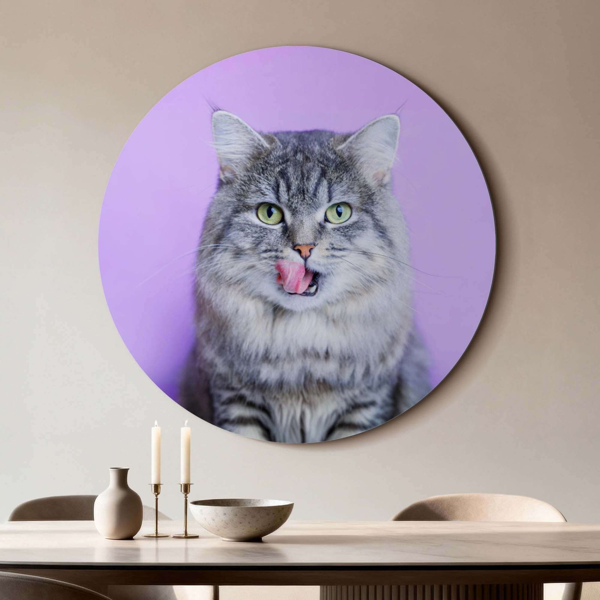 Lavender Lick - Wandbild mit grauer Katze auf lavendelfarbenem Hintergrund in modernem Interieur.