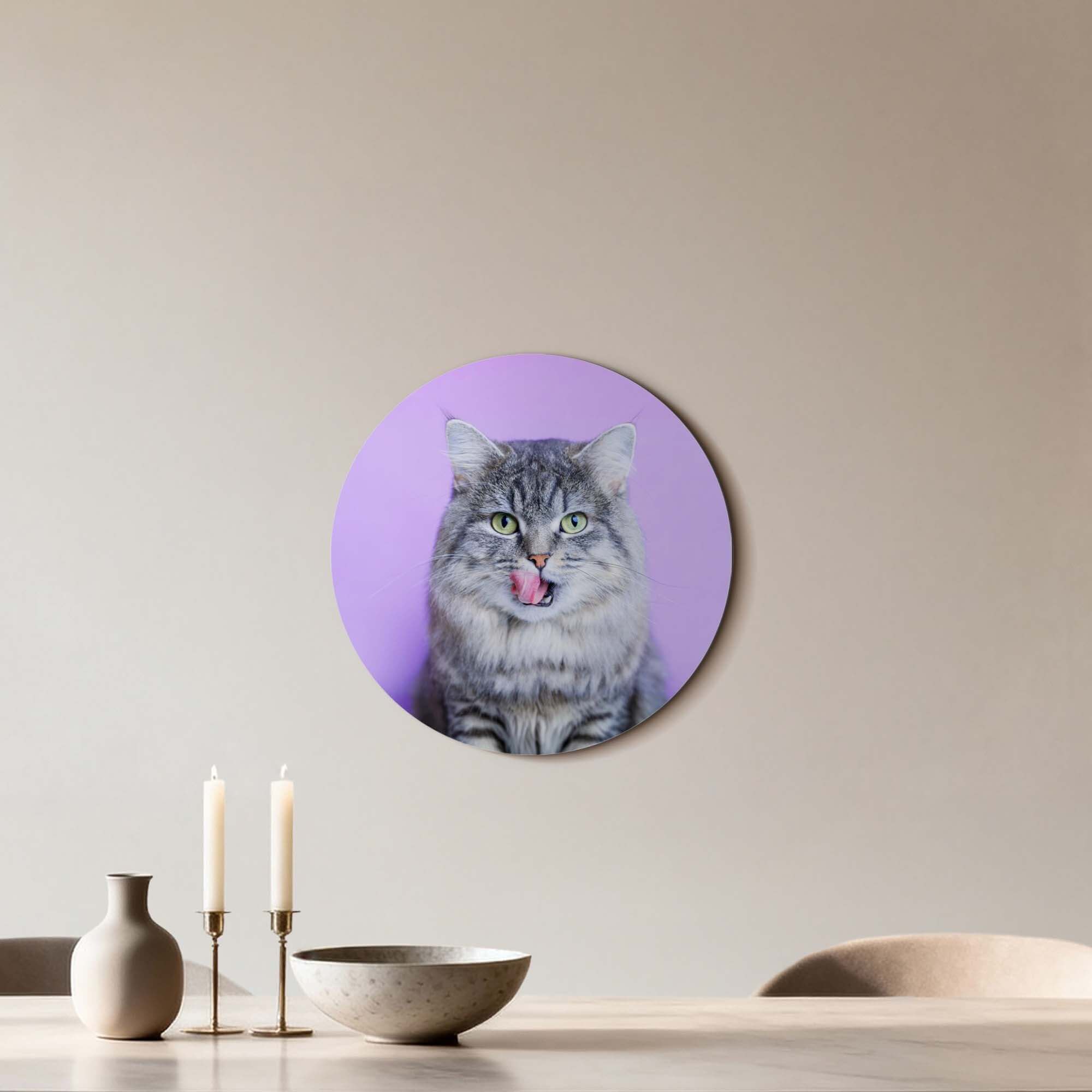 Lavender Lick - Wandbild mit einer grauen Katze auf lavendelfarbenem Hintergrund, perfekt für moderne Innenräume.