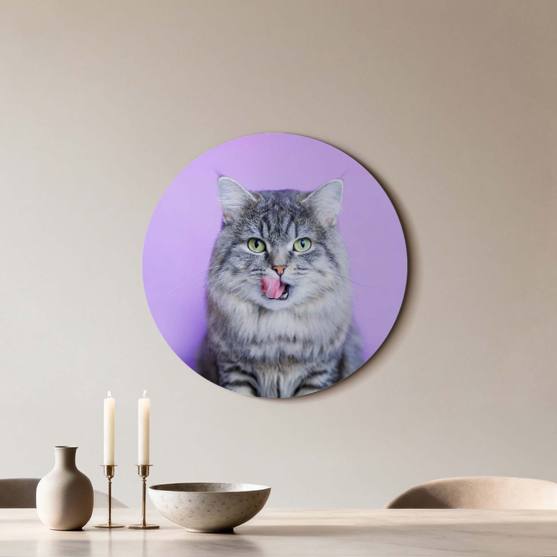 Lavendel lecken - Wandbild einer grauen Katze auf lavendelfarbenem Hintergrund, Wanddekoration.