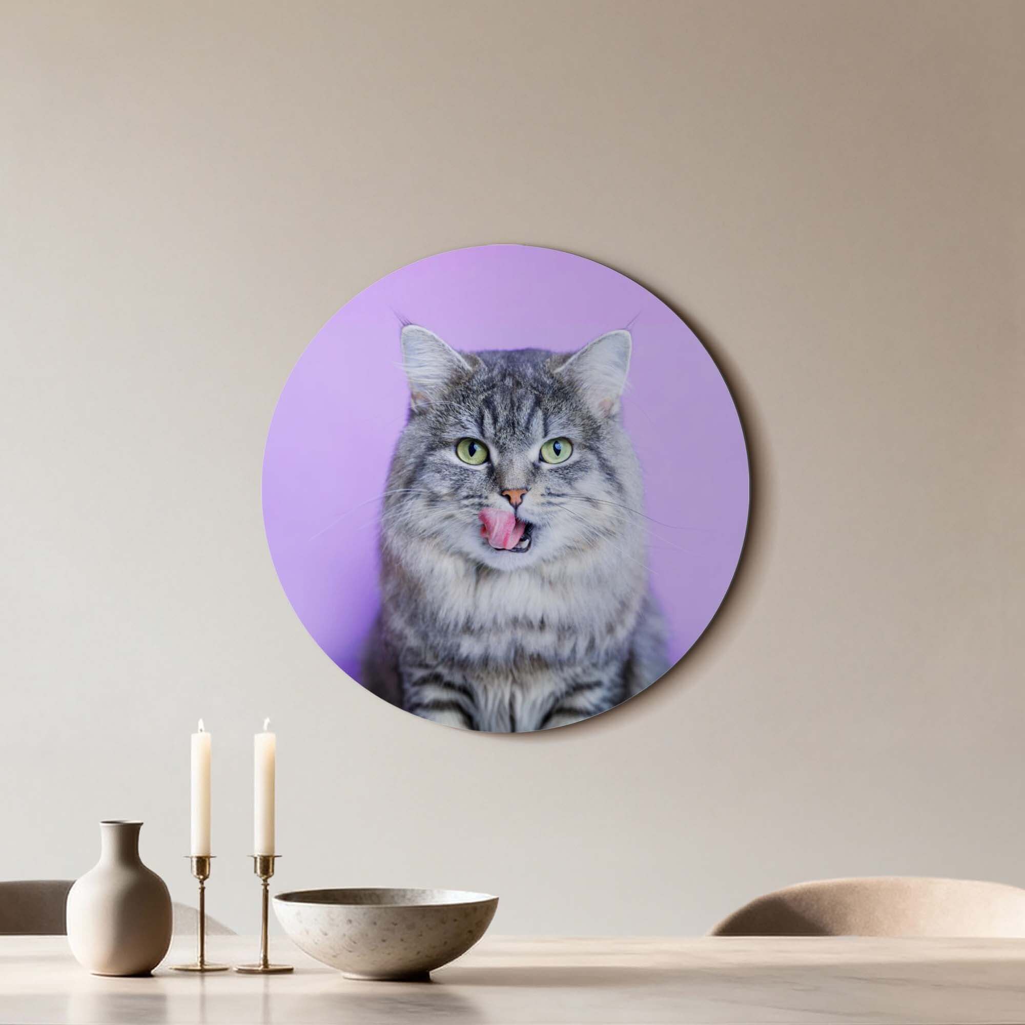 Lavendel lecken - Wandbild einer grauen Katze auf lavendelfarbenem Hintergrund, Wanddekoration.