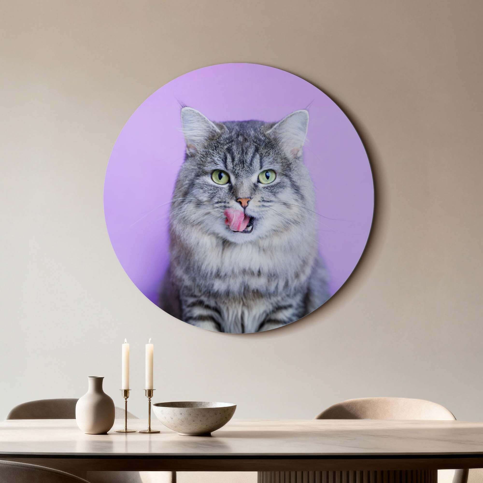 Lavender Lick - Wandbild mit grauer Katze auf lavendelfarbenem Hintergrund, stilvoller Wandbild.