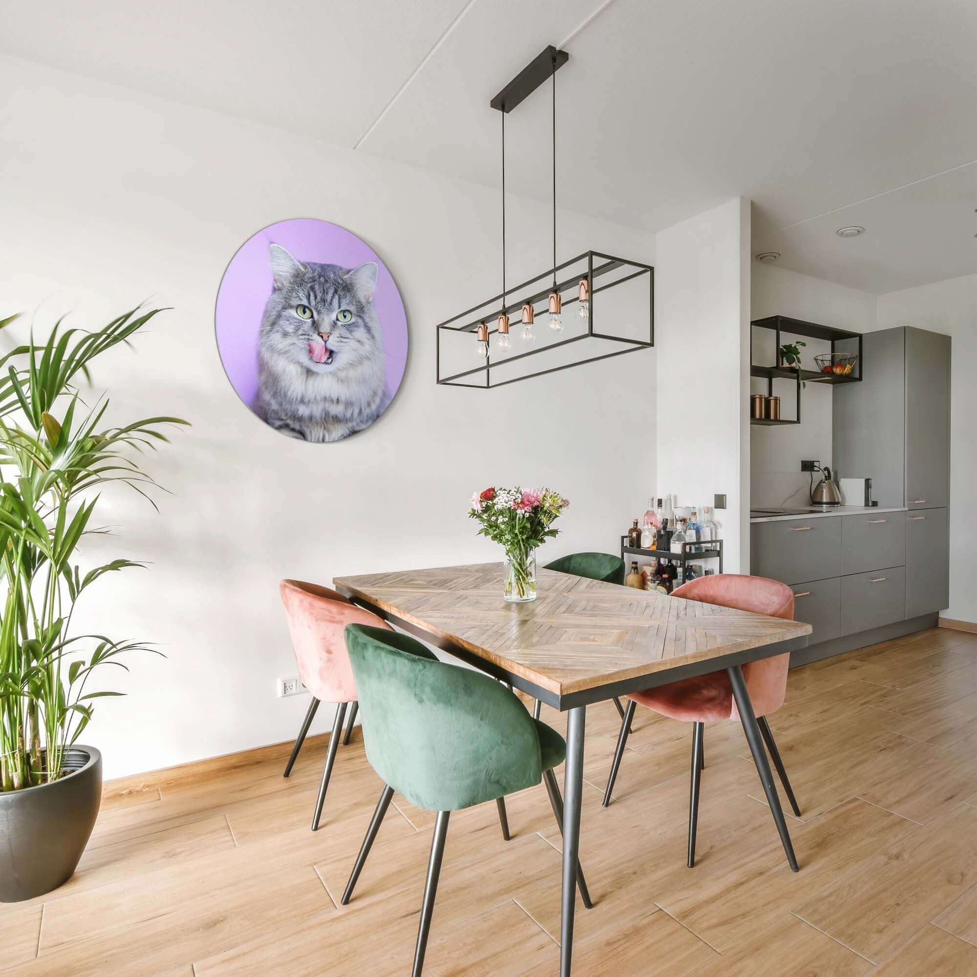 Modern Lavender Lick - Wandbild mit grauer Katze auf lavendelfarbenem Hintergrund in stilvollem Interieur.