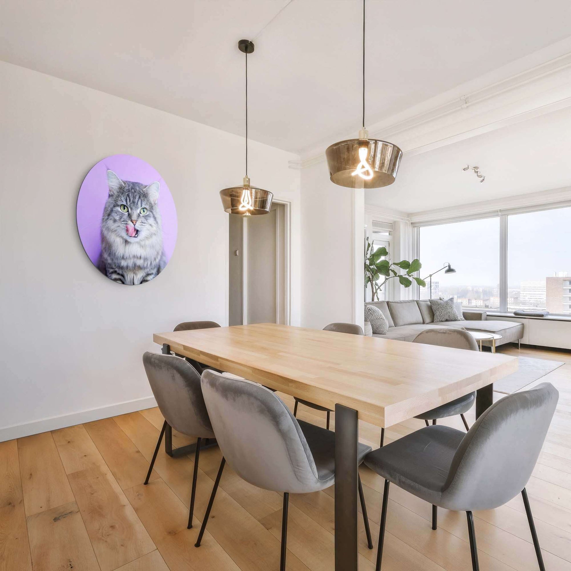 Lavender Lick - Wandbild als Wanddekoration im modernen Wohnzimmer mit grauer Katze auf lavendelfarbenem Hintergrund.