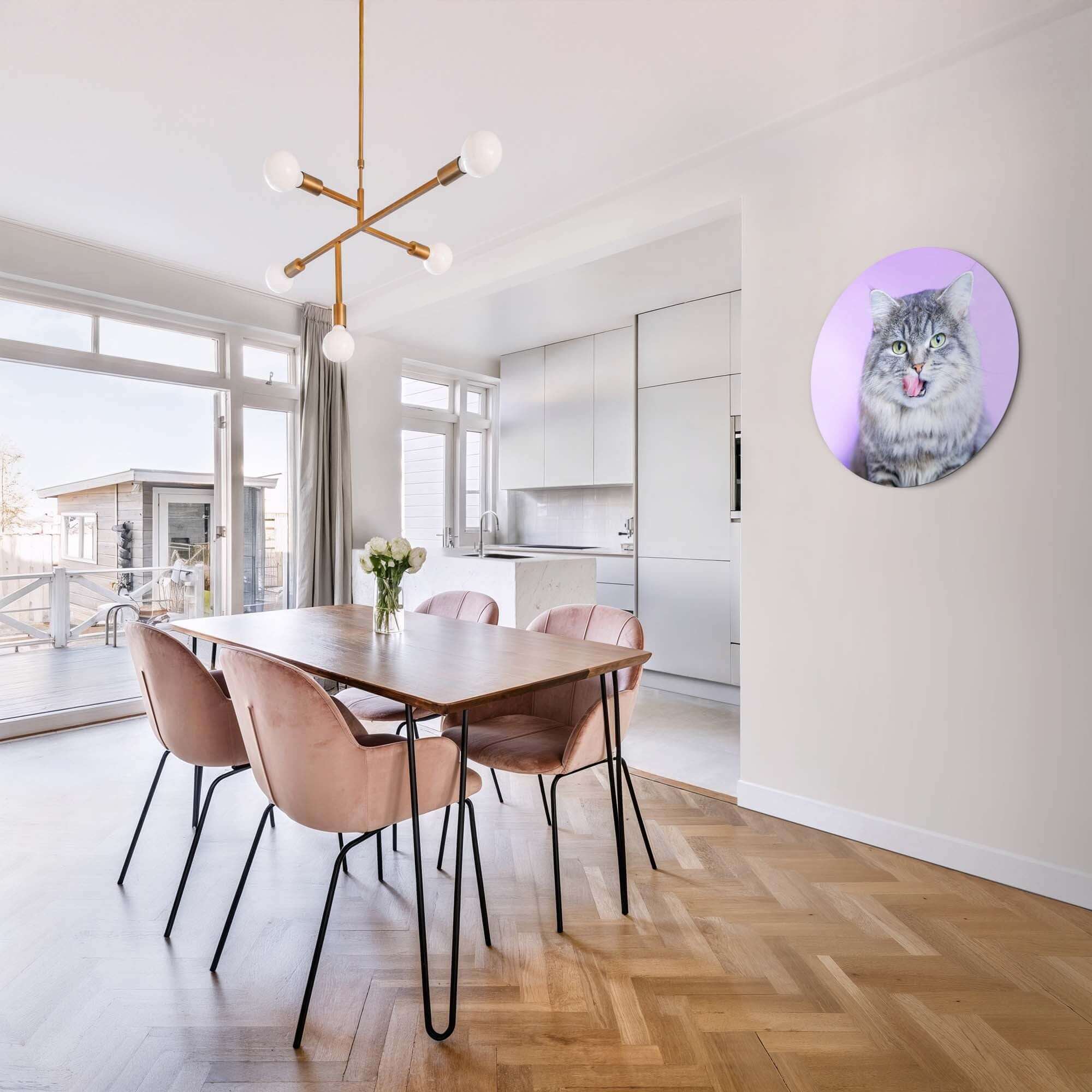 Modernes Interieur mit Lavendelleck - Wandbild mit grauer Katze auf lavendelfarbenem Hintergrund.