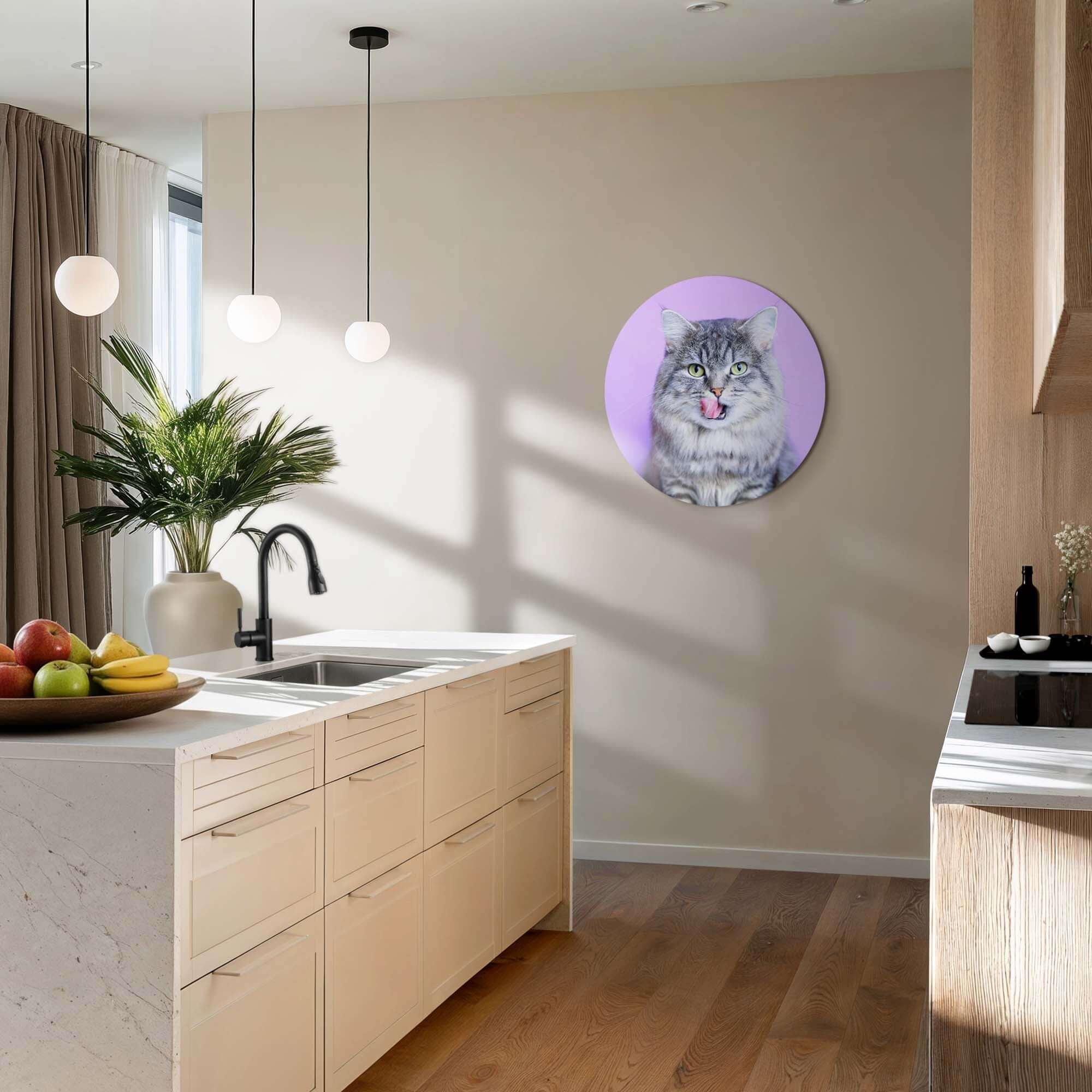 Lavendel lecken - Wandbild einer grauen Katze auf lavendelfarbenem Hintergrund in einer modernen Küche.
