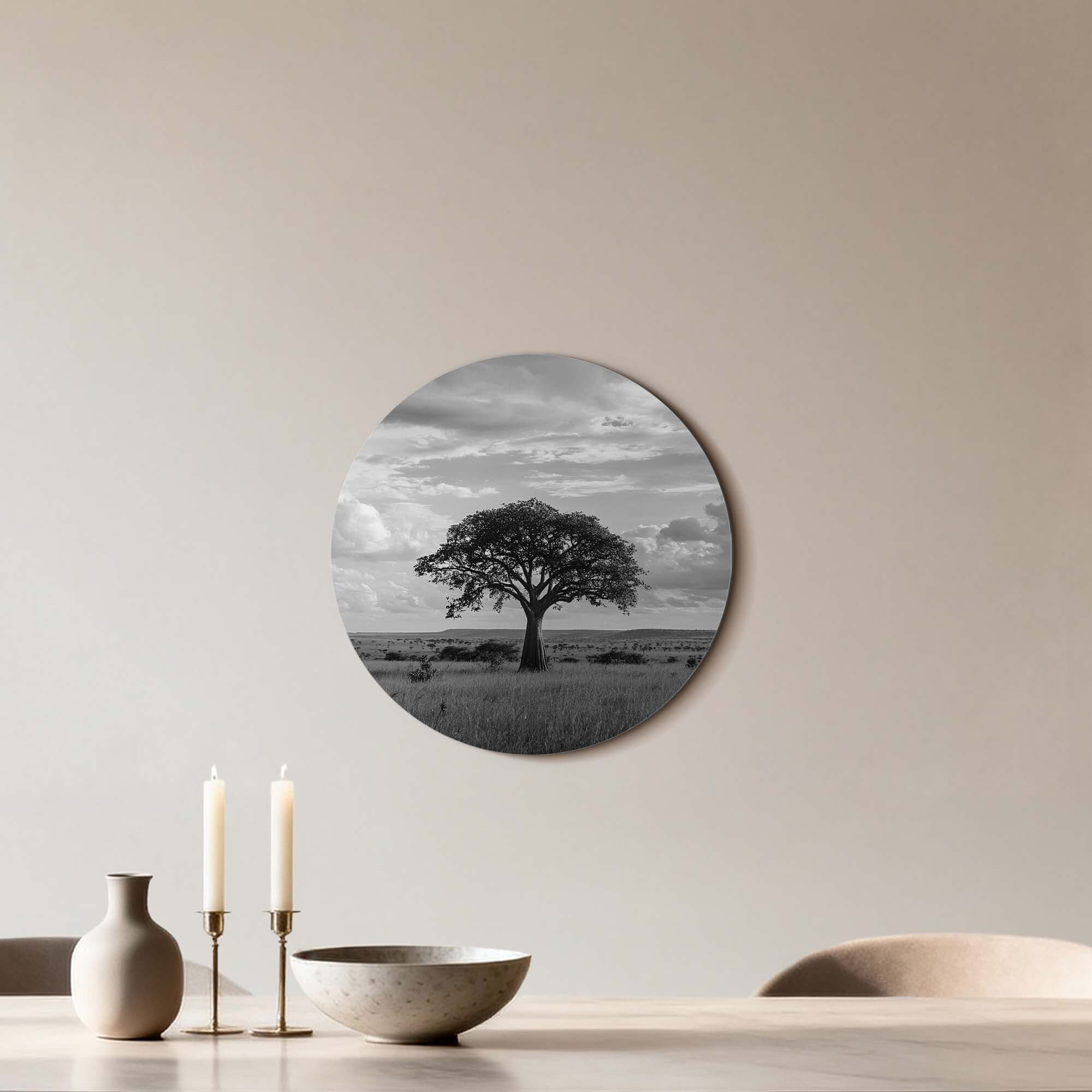 Lone Horizon - Wandbild: Gelassener schwarzer und weißer Wandbild eines Baumes für stilvolle Innenräume. Perfekt für Küche, Esszimmer und Wohnzimmer.